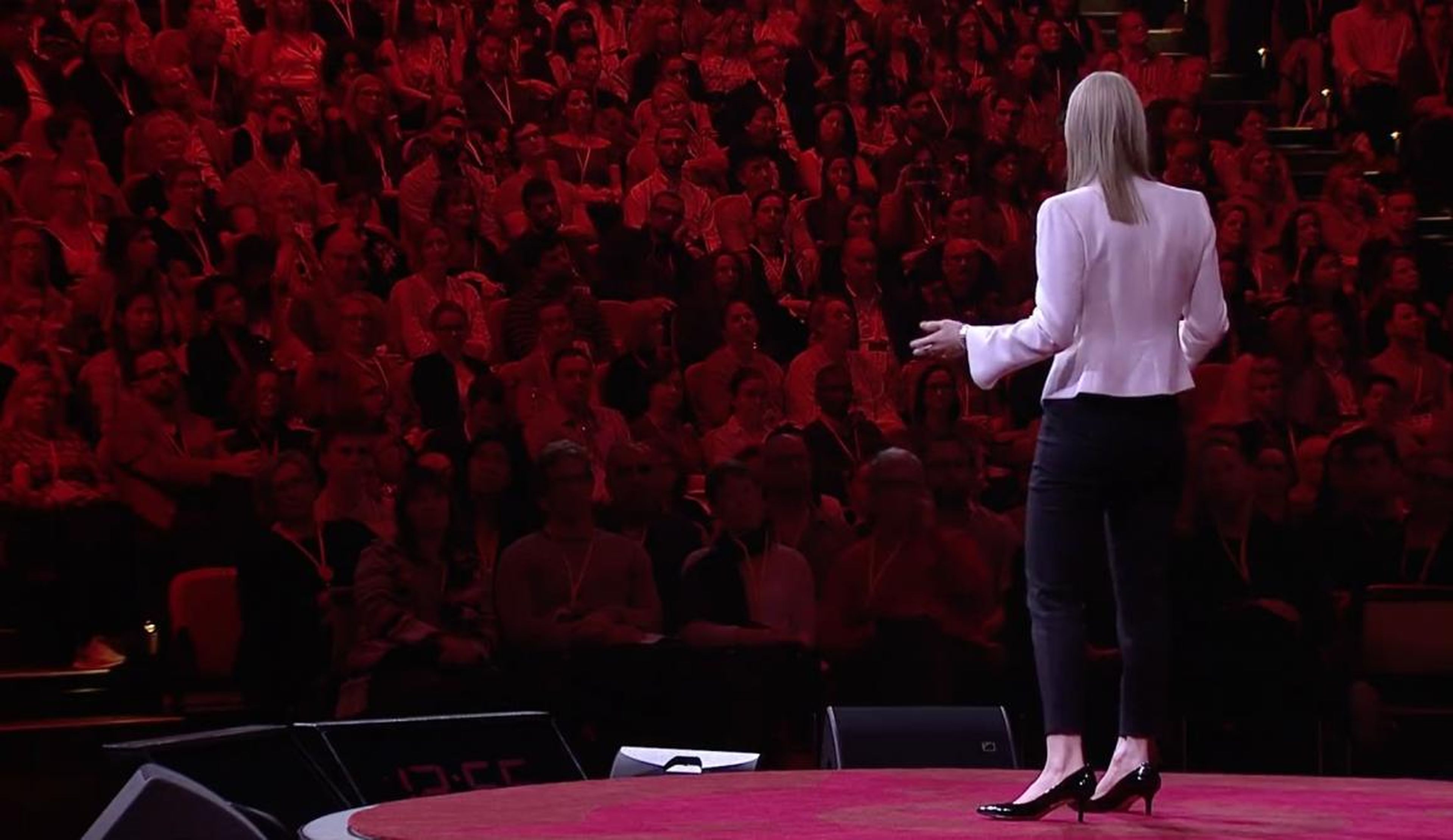 La oncóloga Bronwyn King dando una charla TED.