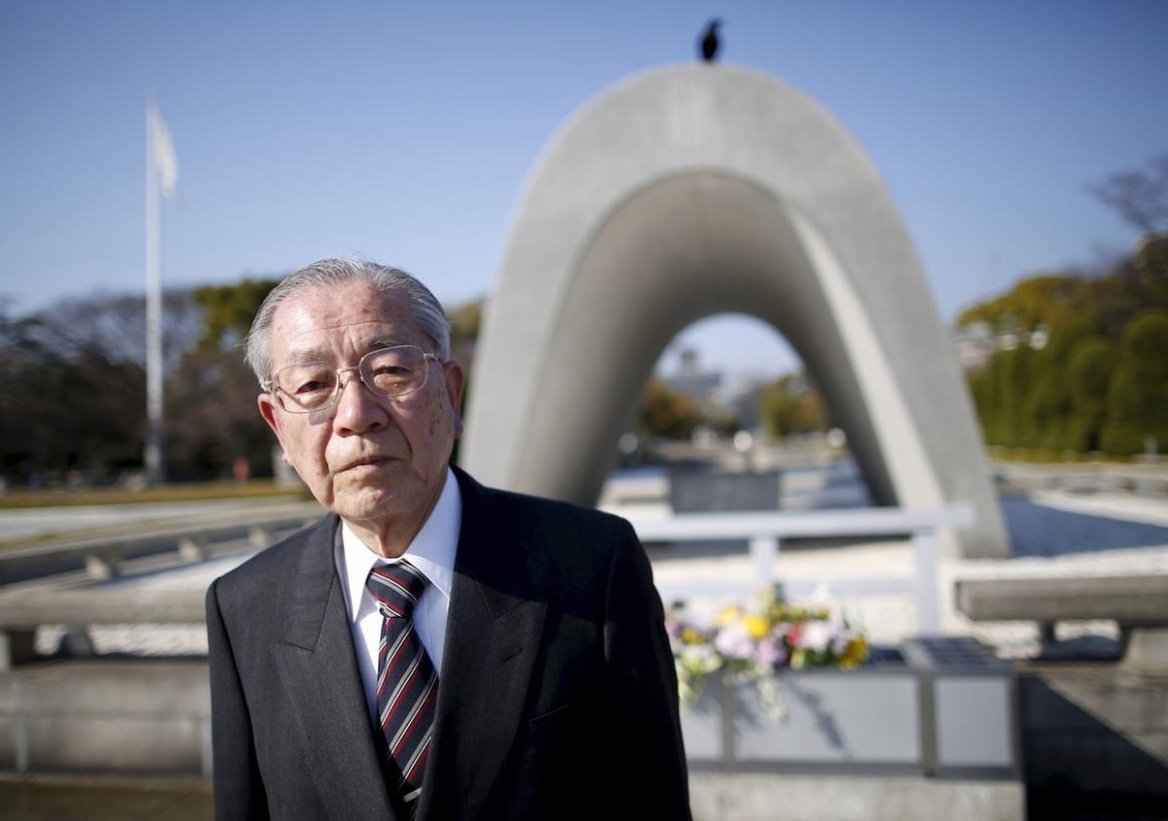 Hiroshi Harada, uno de los sobrevivientes de la bomba atómica, delante del cenotafio en 2015.