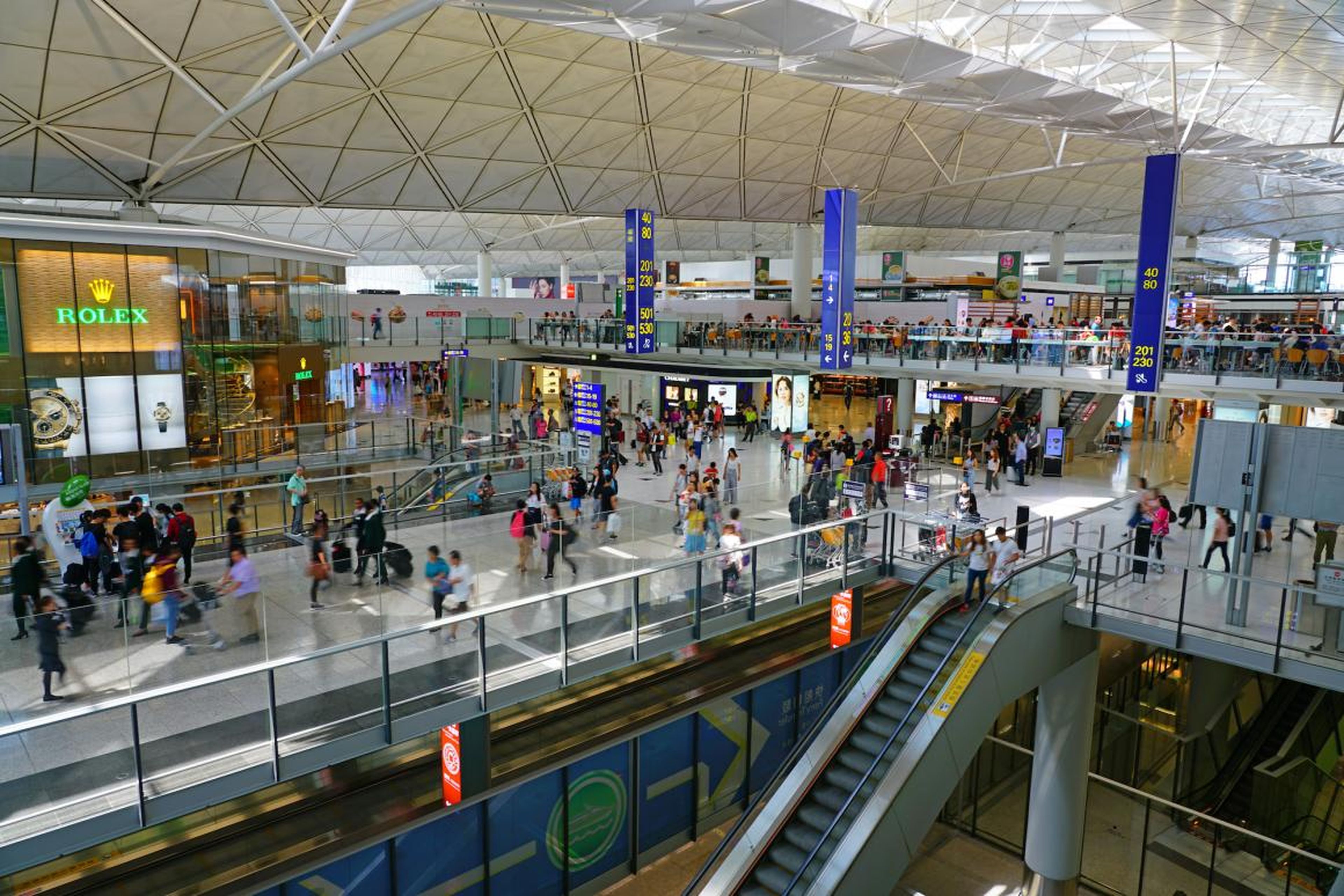 Vista interior del concurrido Aeropuerto Internacional de Hong Kong (HKG).