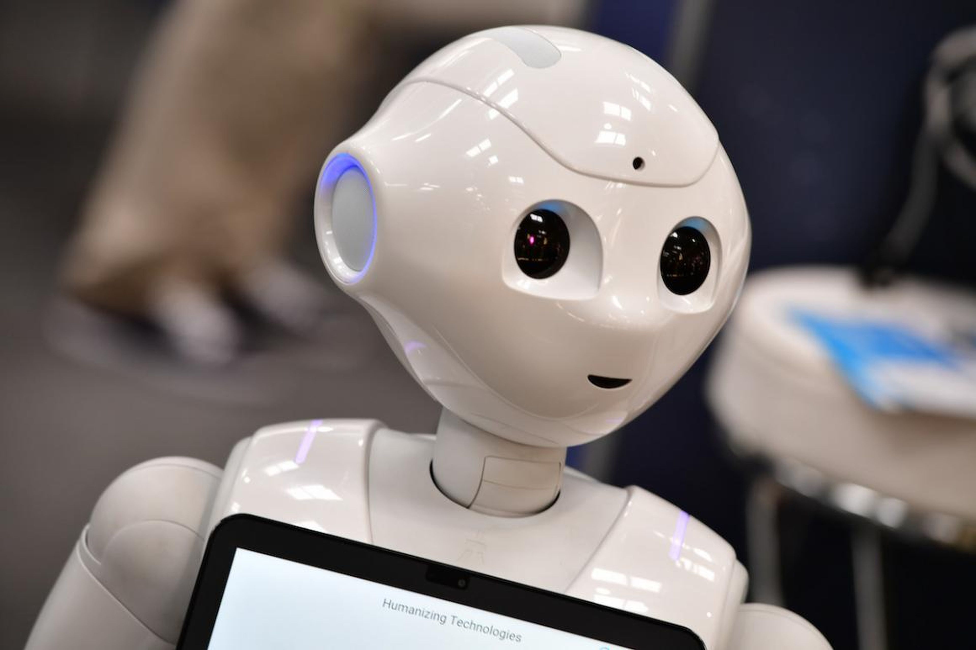 Pepper, un robot humanoide en la conferencia tecnológica eBIT 2018 que se celebra en Hannover, Alemania.