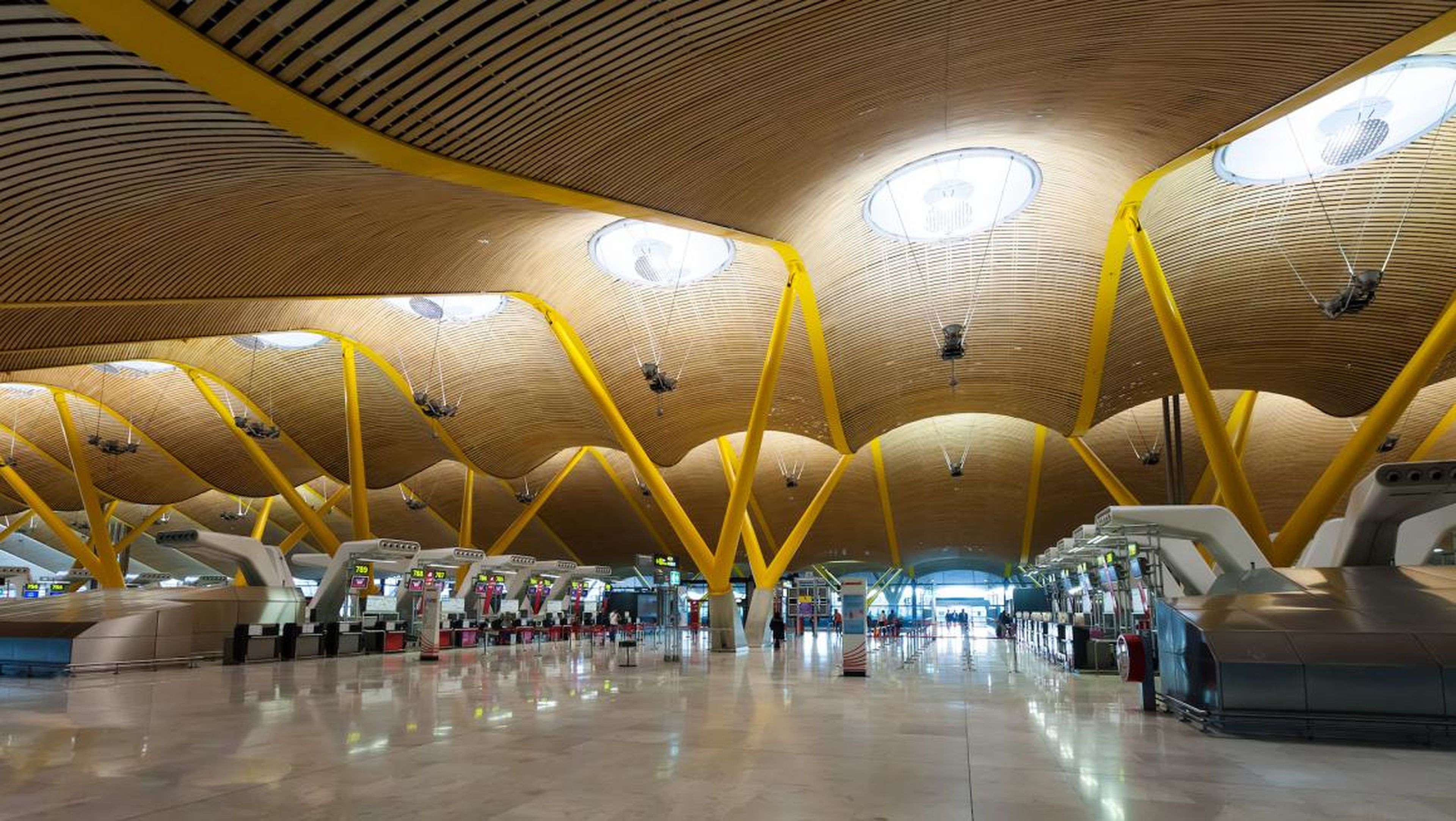 Zona de check-in del Aeropuerto de Barajas el 26 de abril de 2013 en Madrid, España. Interior de la Terminal 4, diseñado por Antonio Lamela y Richard Rogers.