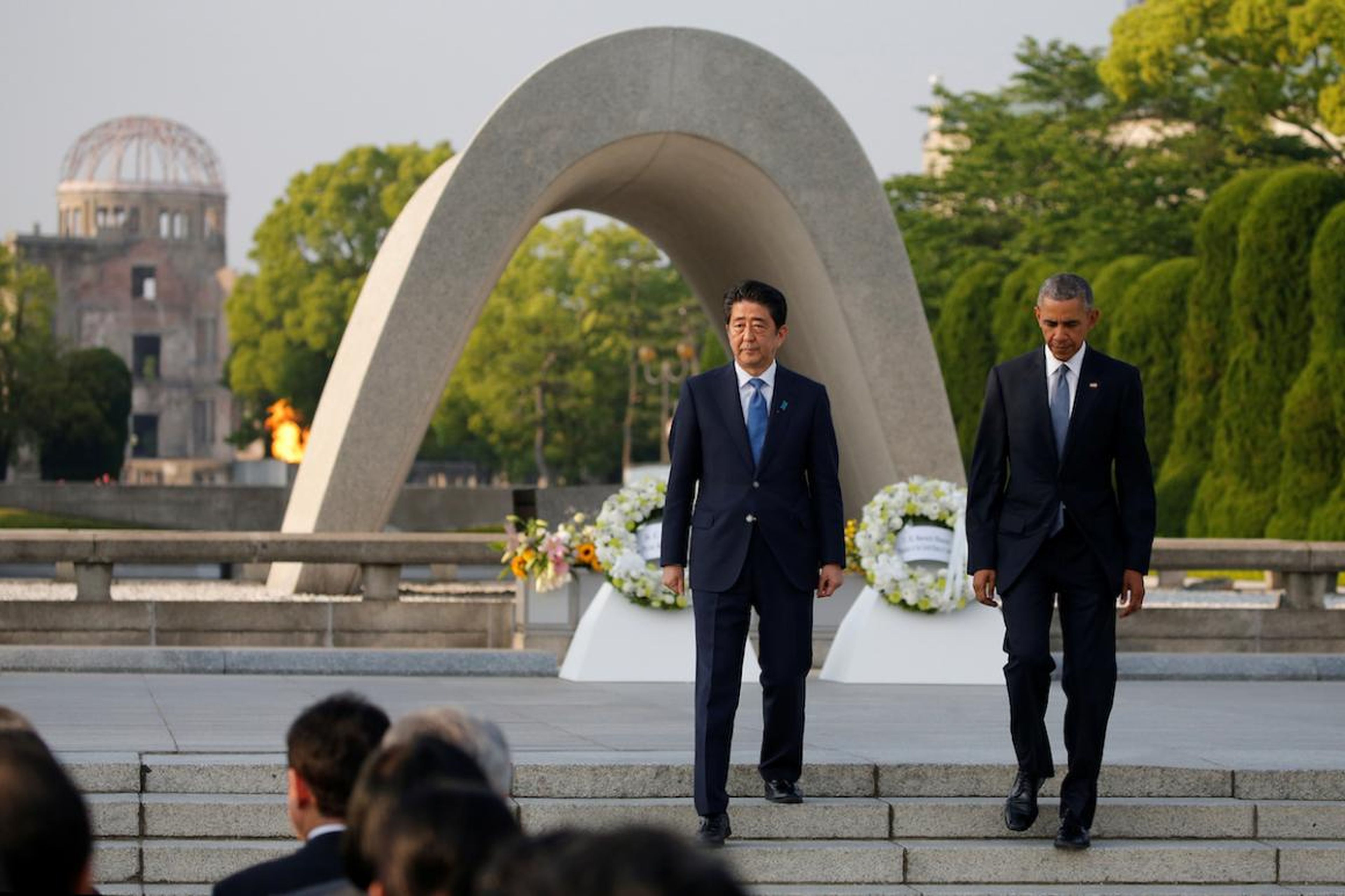 El presidente de EEUU, Barack Obama, y el primer ministro japonés, Shinzo Abe, atienden una ceremonia en la Cúpula de la Bomba Atómica en Parque Conmemorativo de la Paz de Hiroshima, Japón, el 27 de mayo de 2016.