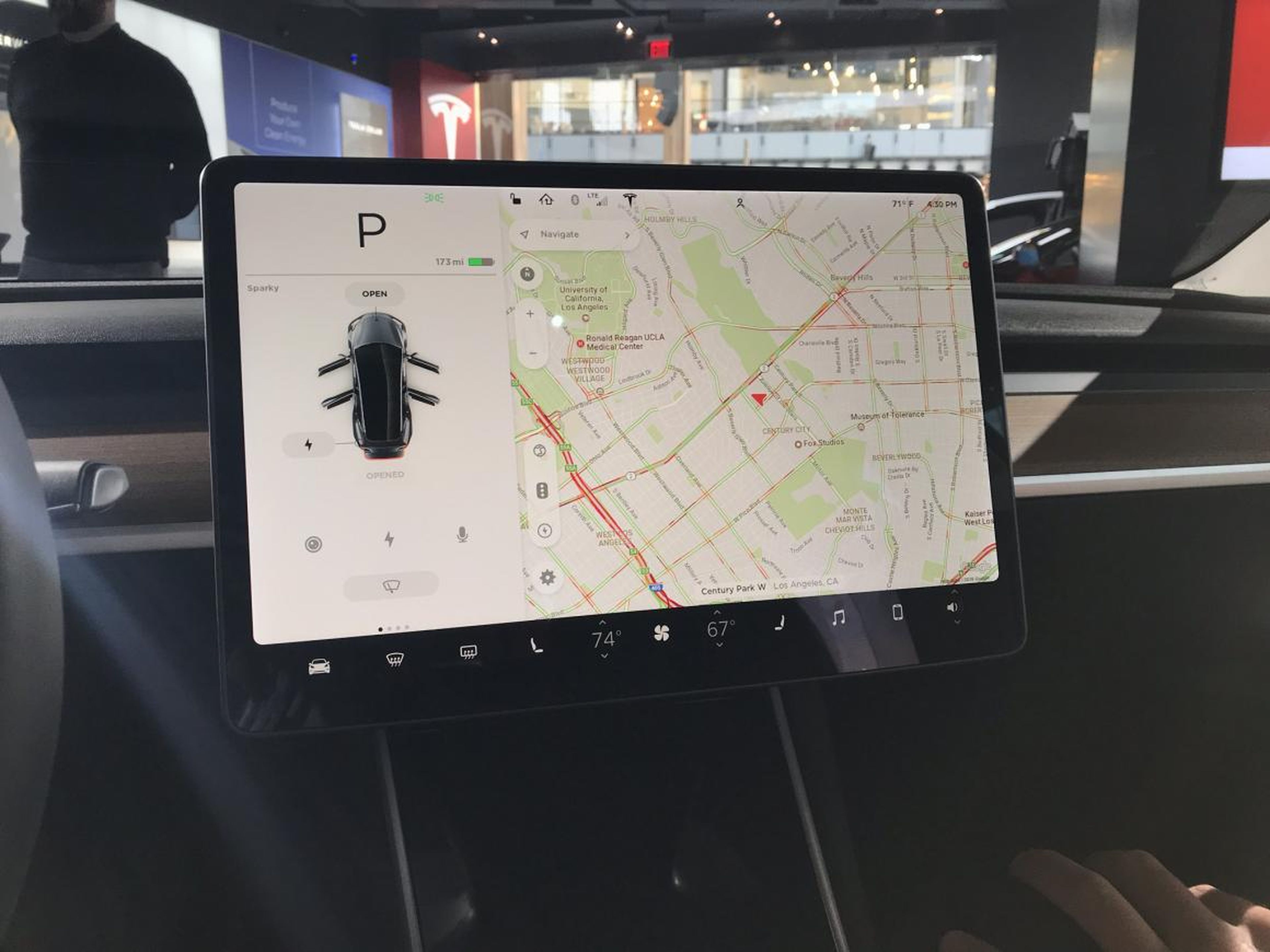 La pantalla absurdamente grande que hay en los coches de Tesla.