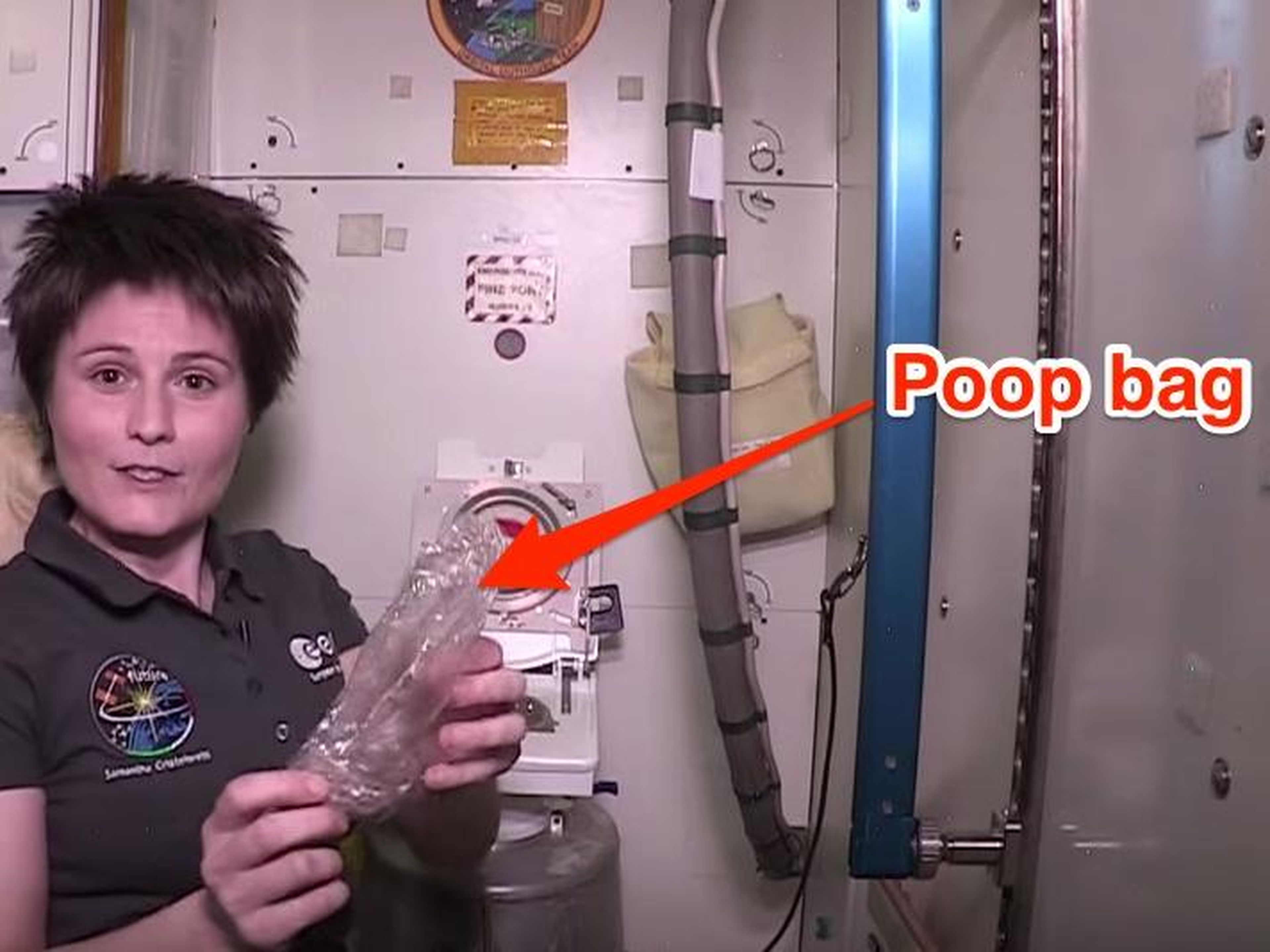 La astronauta Samantha Cristoforetti explica cómo usar el baño en la Estación Espacial.