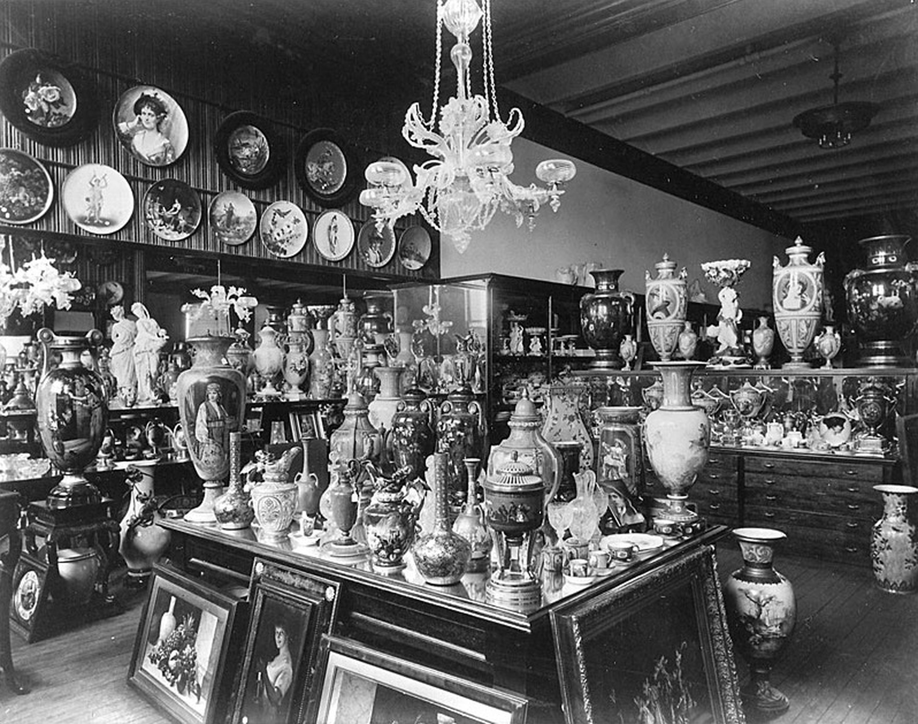El almacén de Tiffany & Co., en Union Square (Manhattan, Nueva York), lleno de porcelana en una imagen datada alrededor de 1887.
