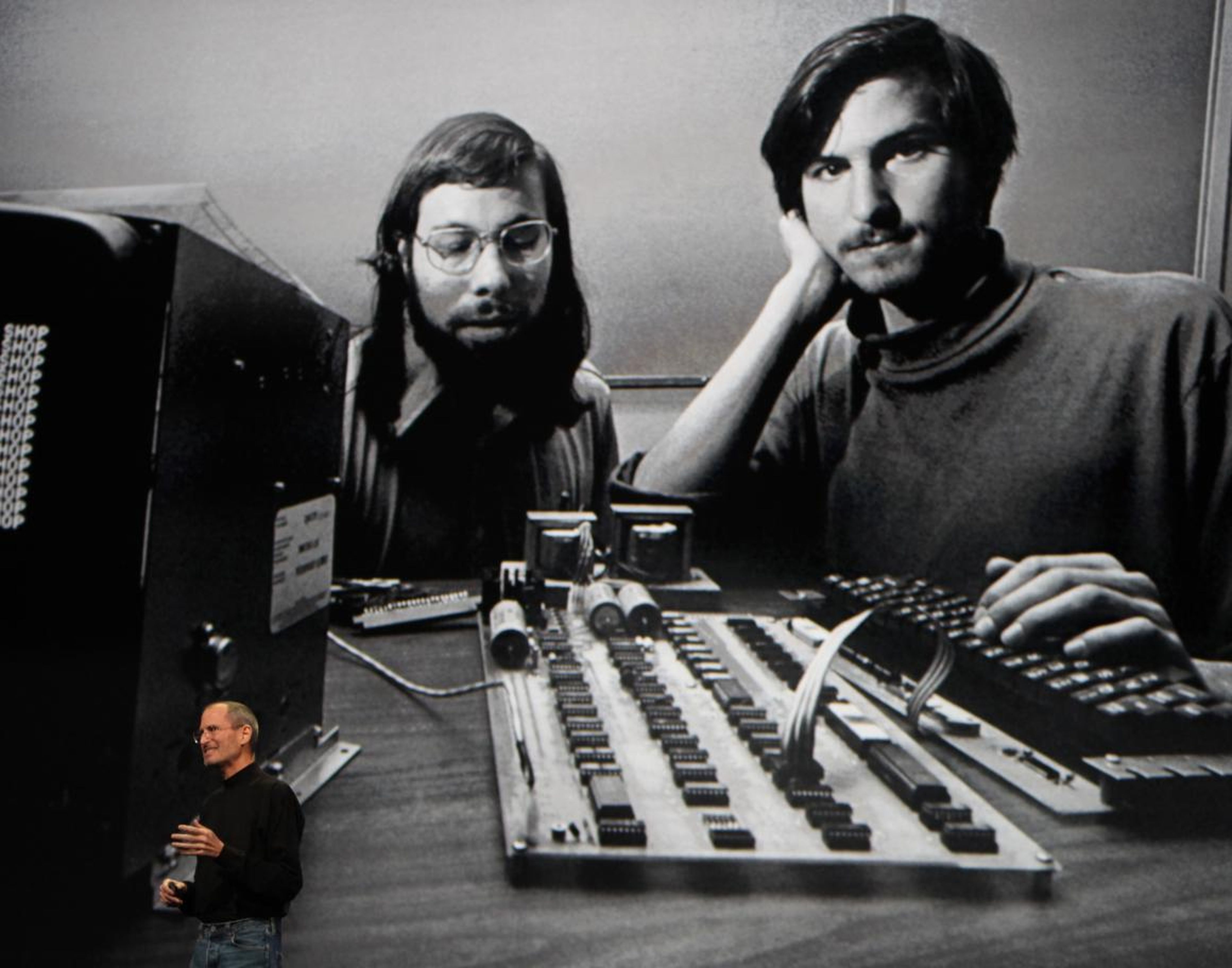 Apple fue cofundada el 1 de abril de 1976 por Steve Jobs y Steve Wozniak en Los Altos, California
