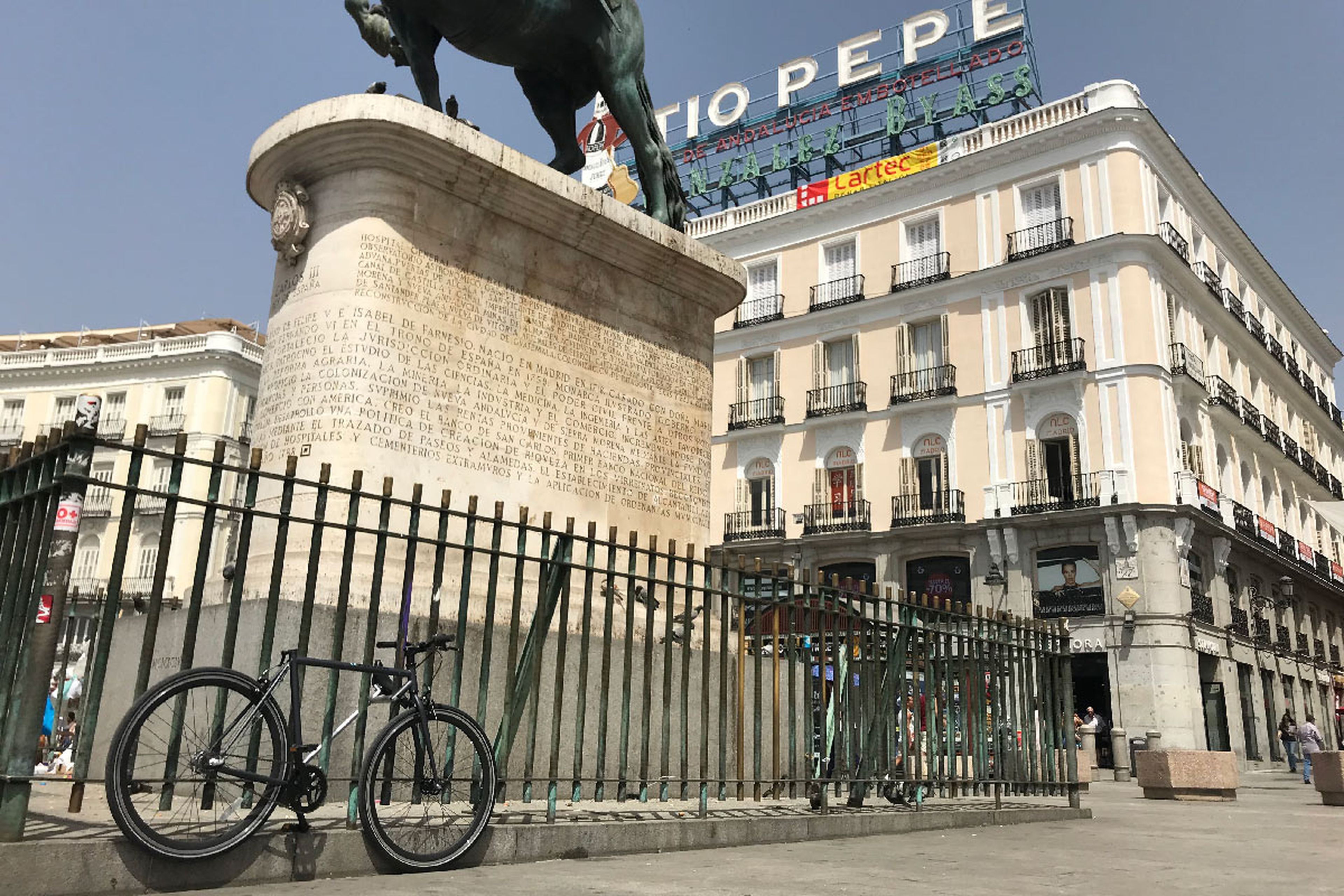 La bicicleta de Yerka, estacionada y anclada en un representativo lugar de Madrid.