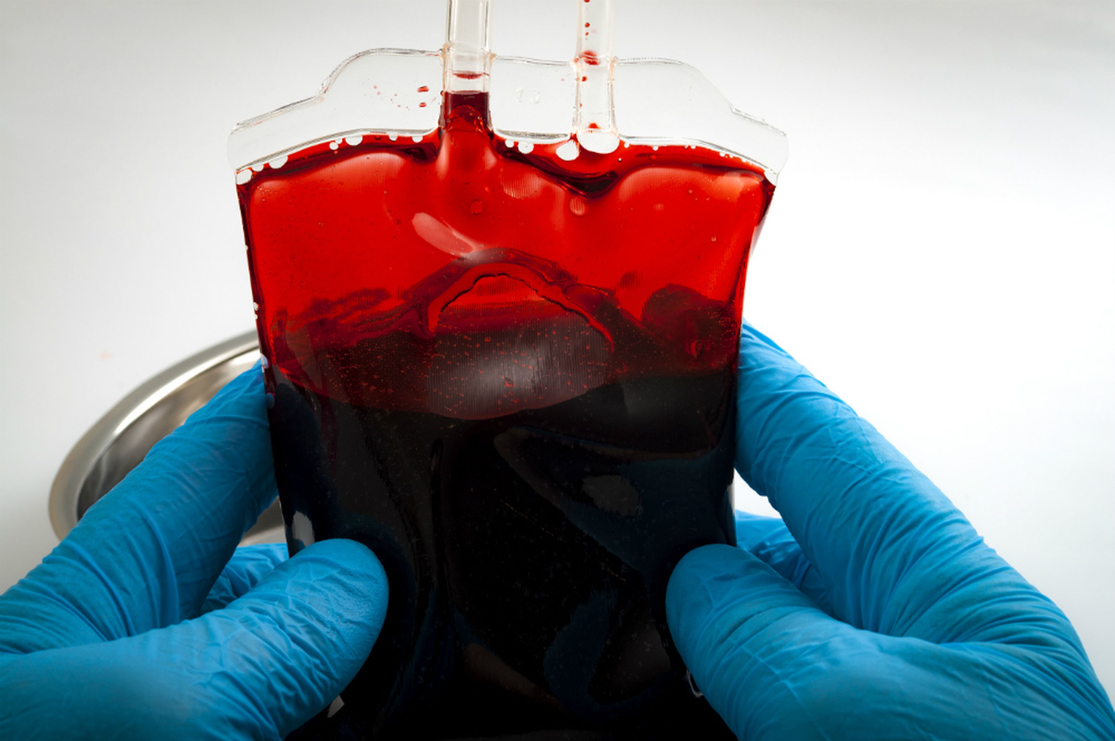 La ciencia logra transformar sangre del tipo A y B en donantes universales