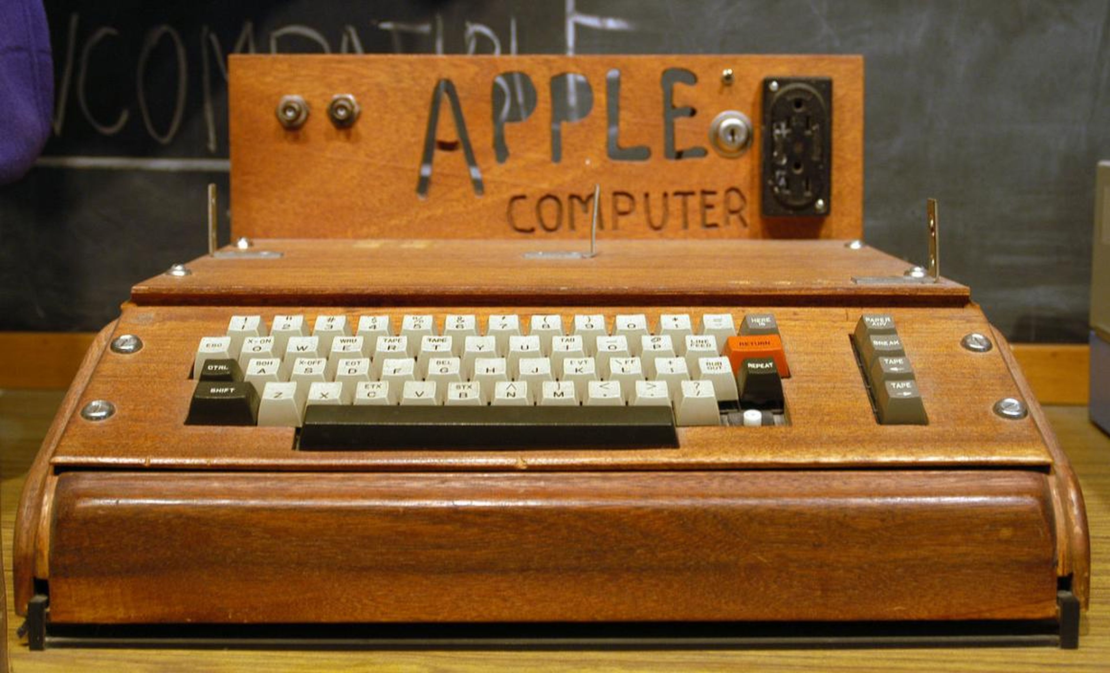 El primer producto fue el Apple I, una placa con un procesador y algo de memoria. Los clientes tenían que añadir su propio teclado y monitor, como se ve en la imagen. Se vendía por 666,66 dólares.