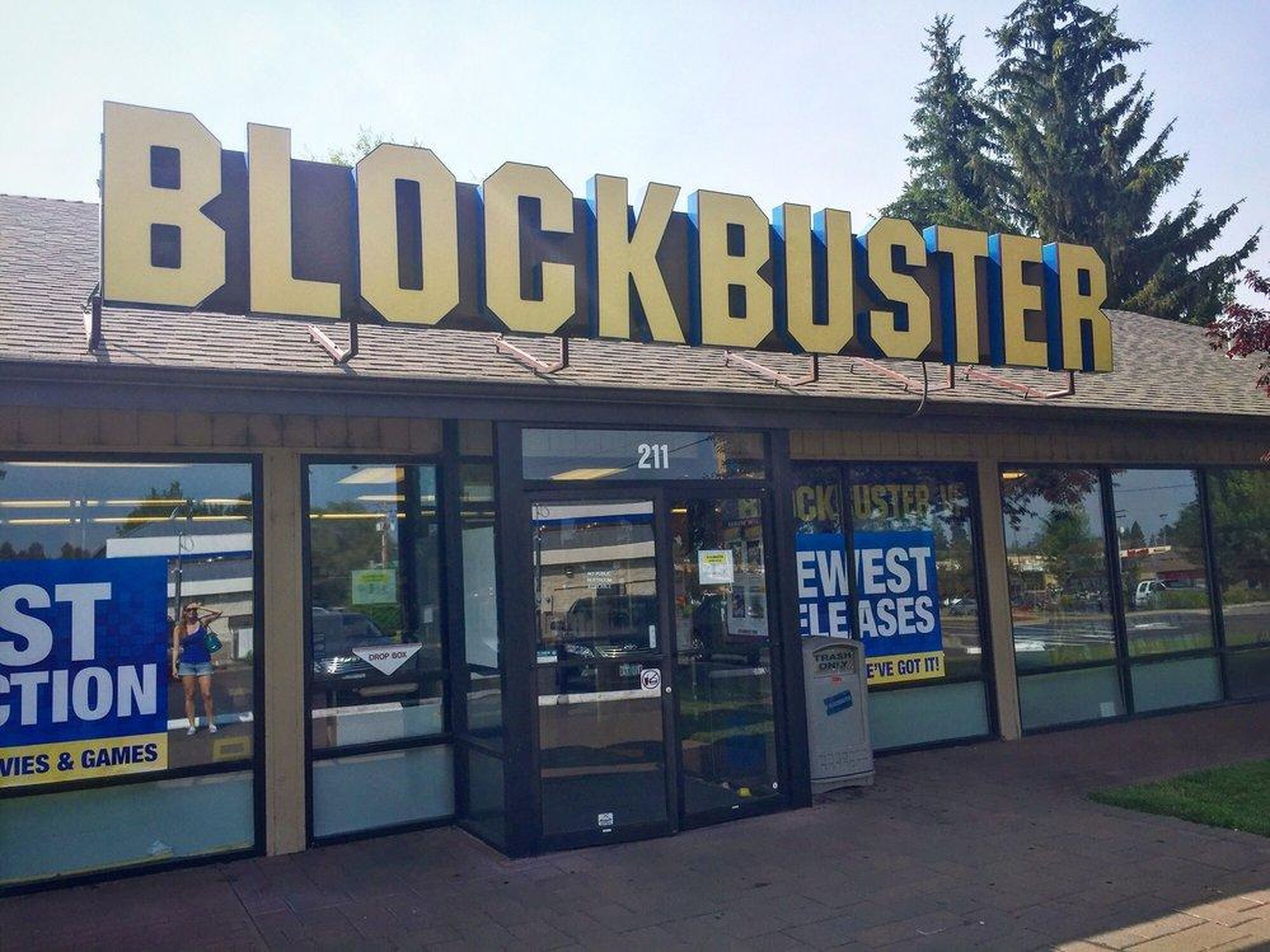 Exterior y letrero del Blockbuster de Bend, el último de EEUU