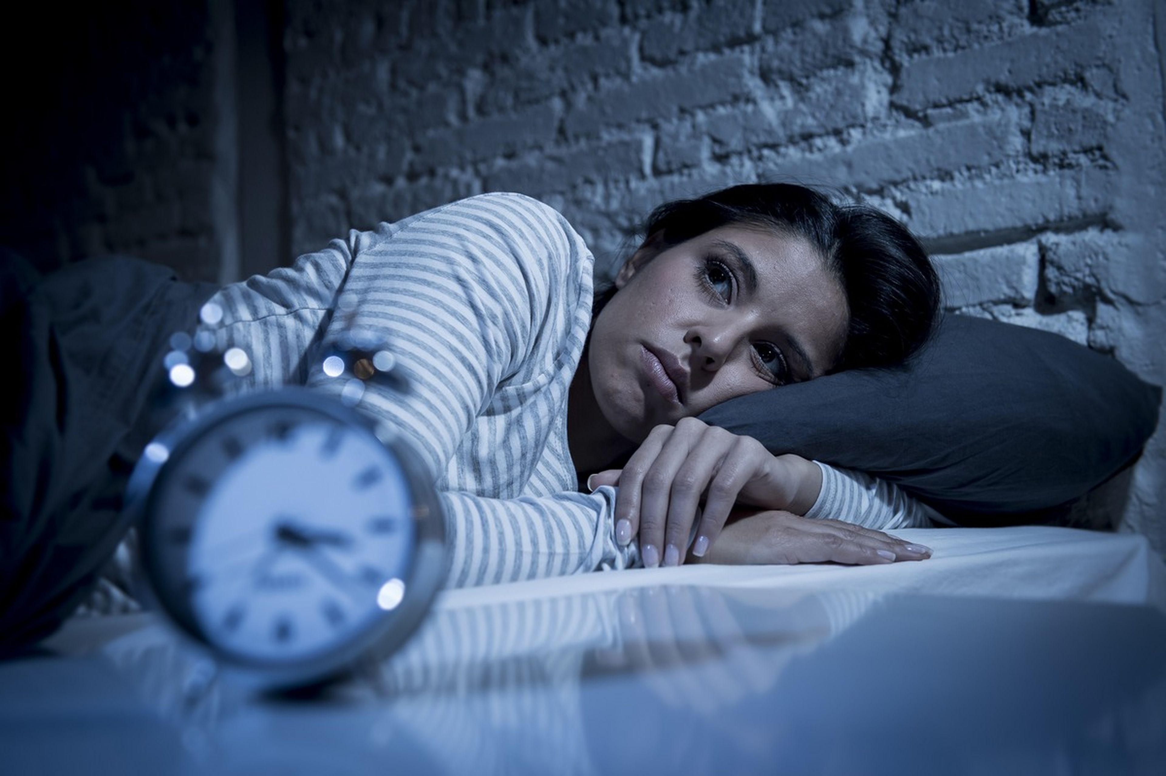 Dormir poco te vuelve antisocial y te hace ser más solitario