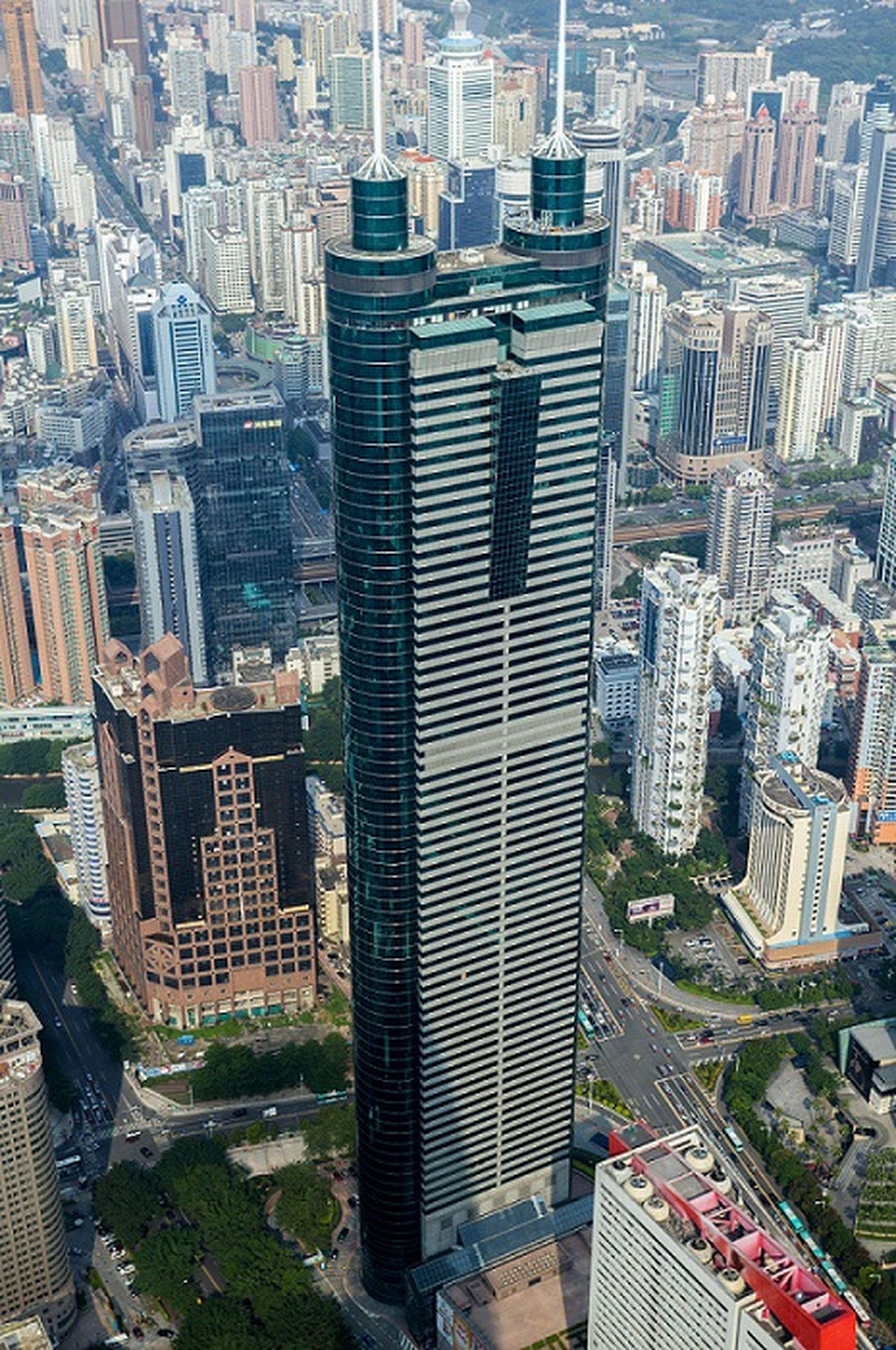 El edificio Diwang o Shun Hing Square, emblema del centro financiero de Shenzhen, China.