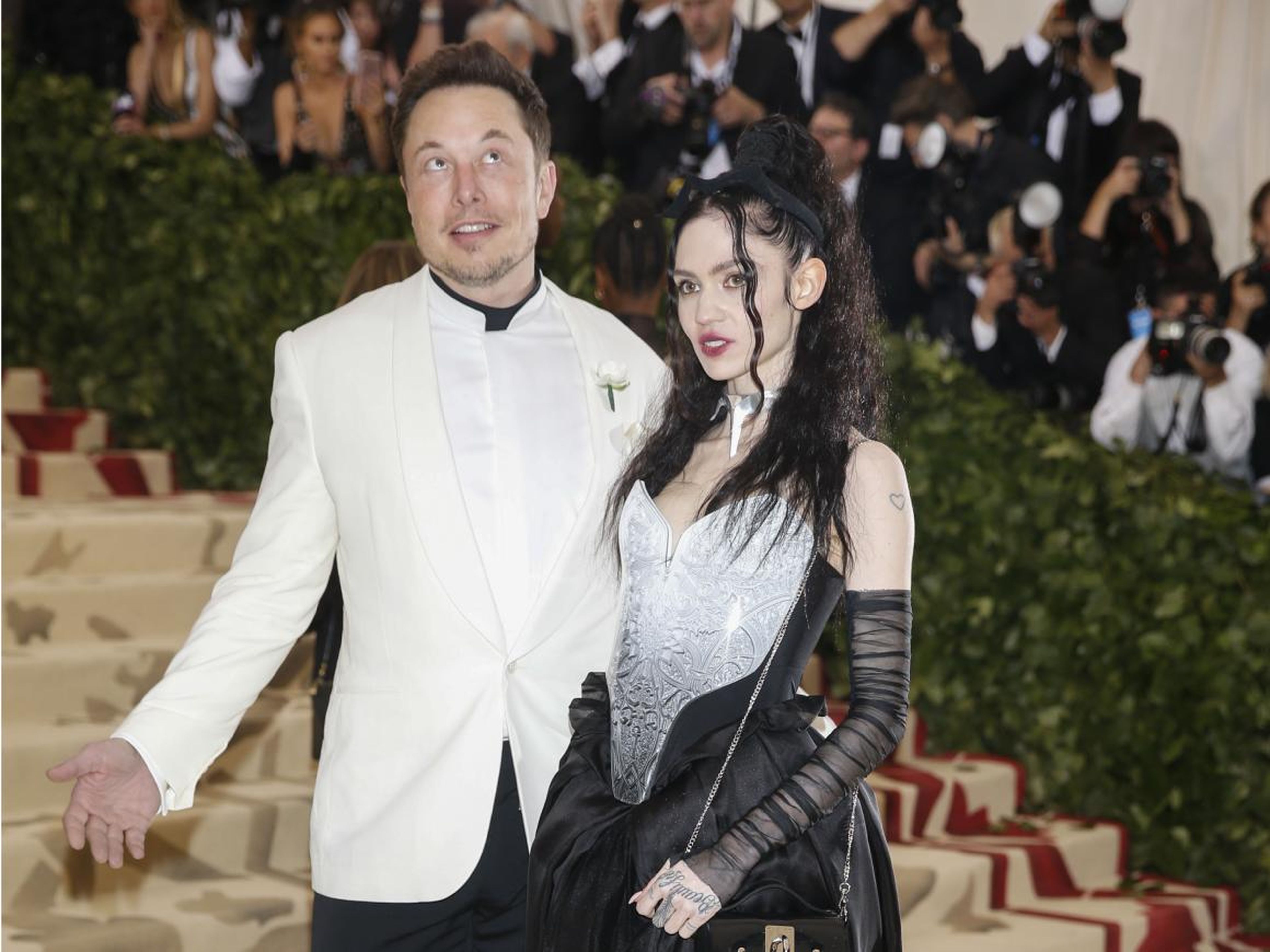 Elon Musk y la artista Grimes a la entrada dela Gala Met en 2018.