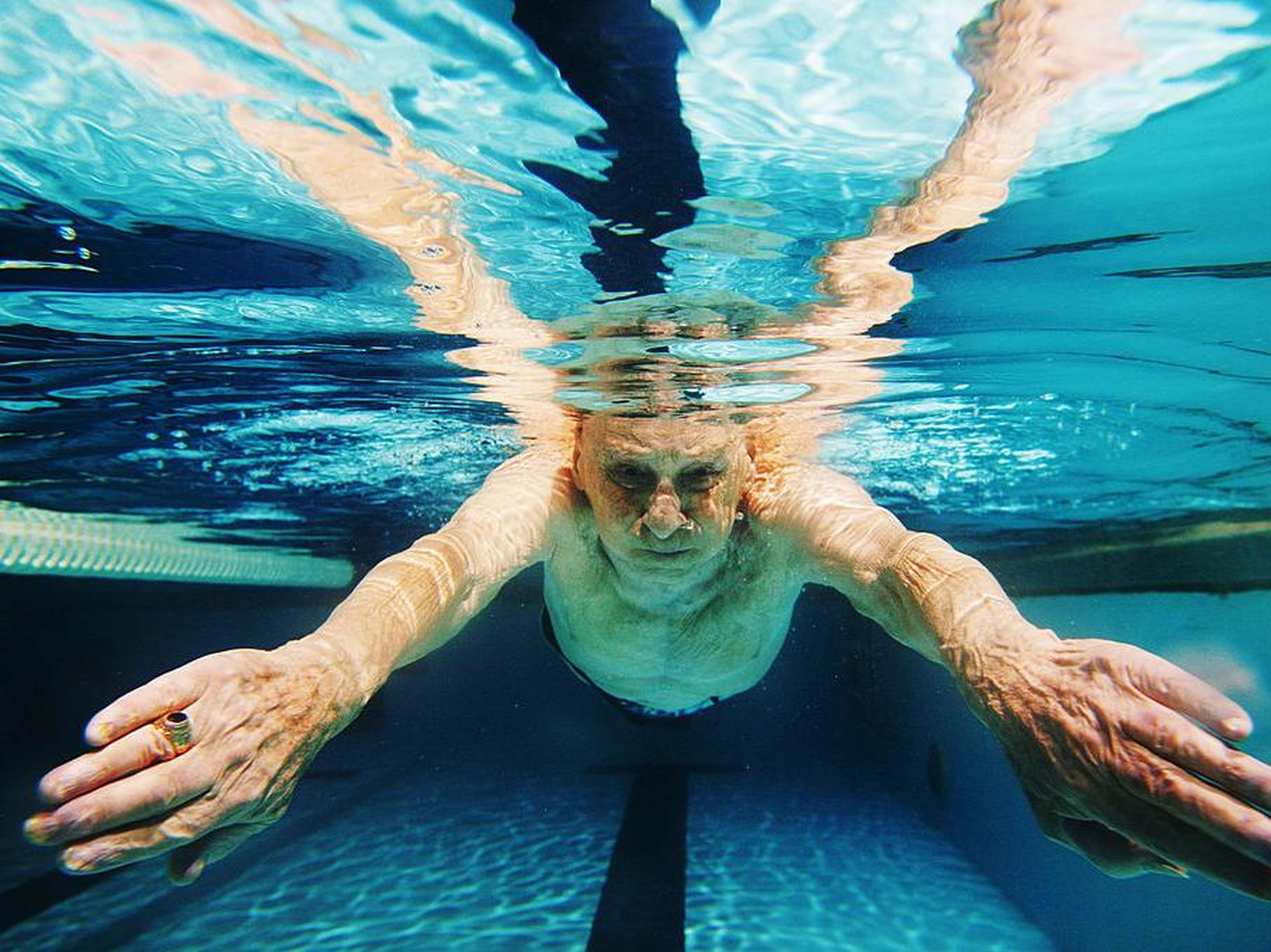 Puede haber una gran relación entre hacer cardio regularmente, como nadar o caminar, un menor riesgo de demencia