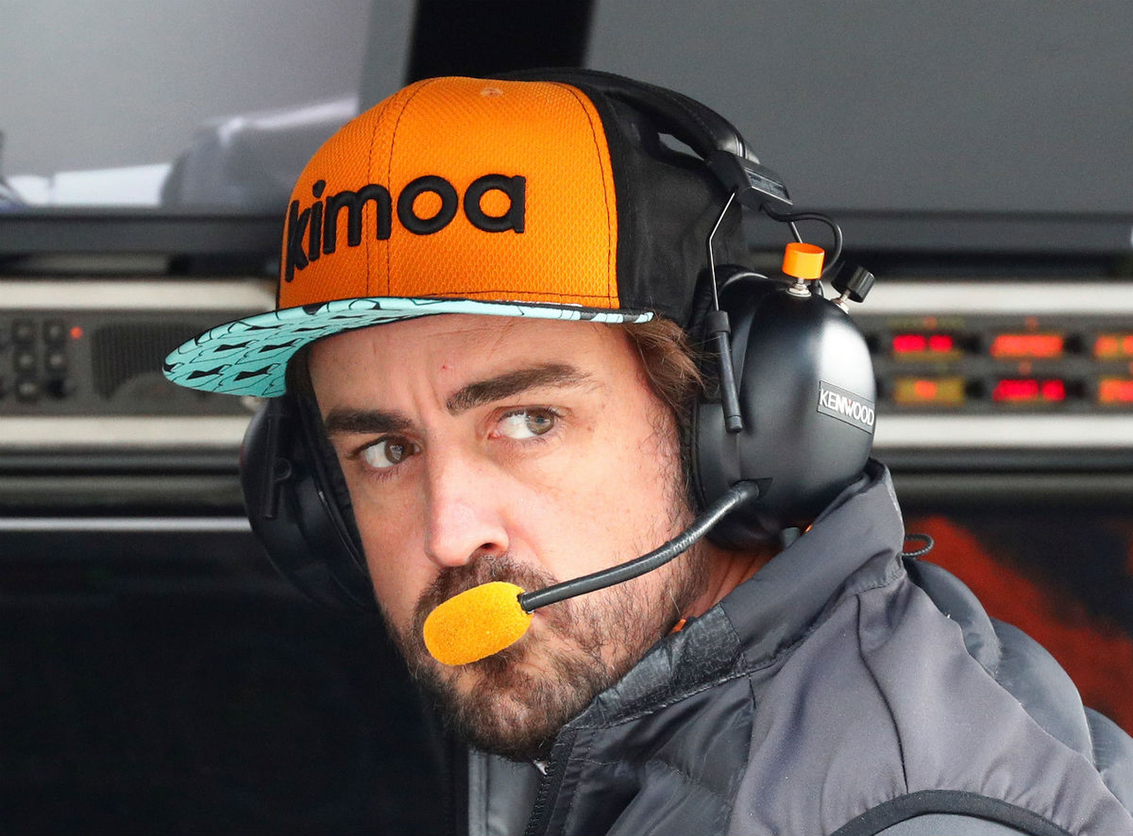 Fernando Alonso, con una gorra de su marca de ropa