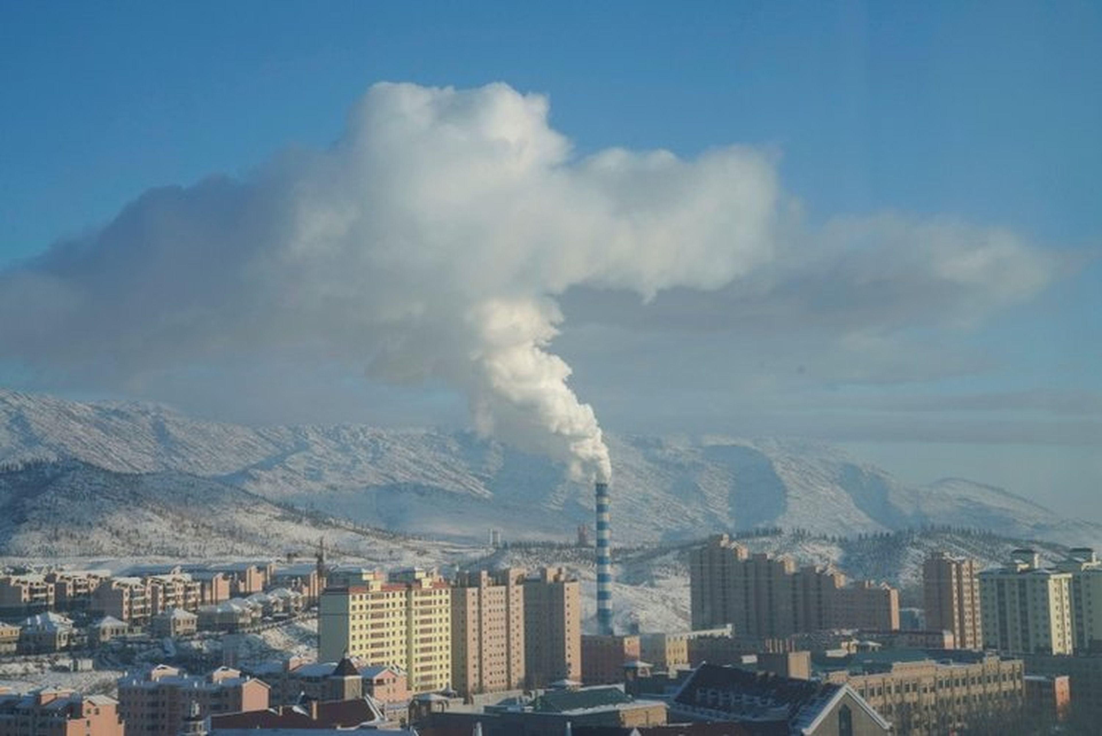 El humo en una chimenea en Altay, en la región autónoma de Xinjiang Uygur