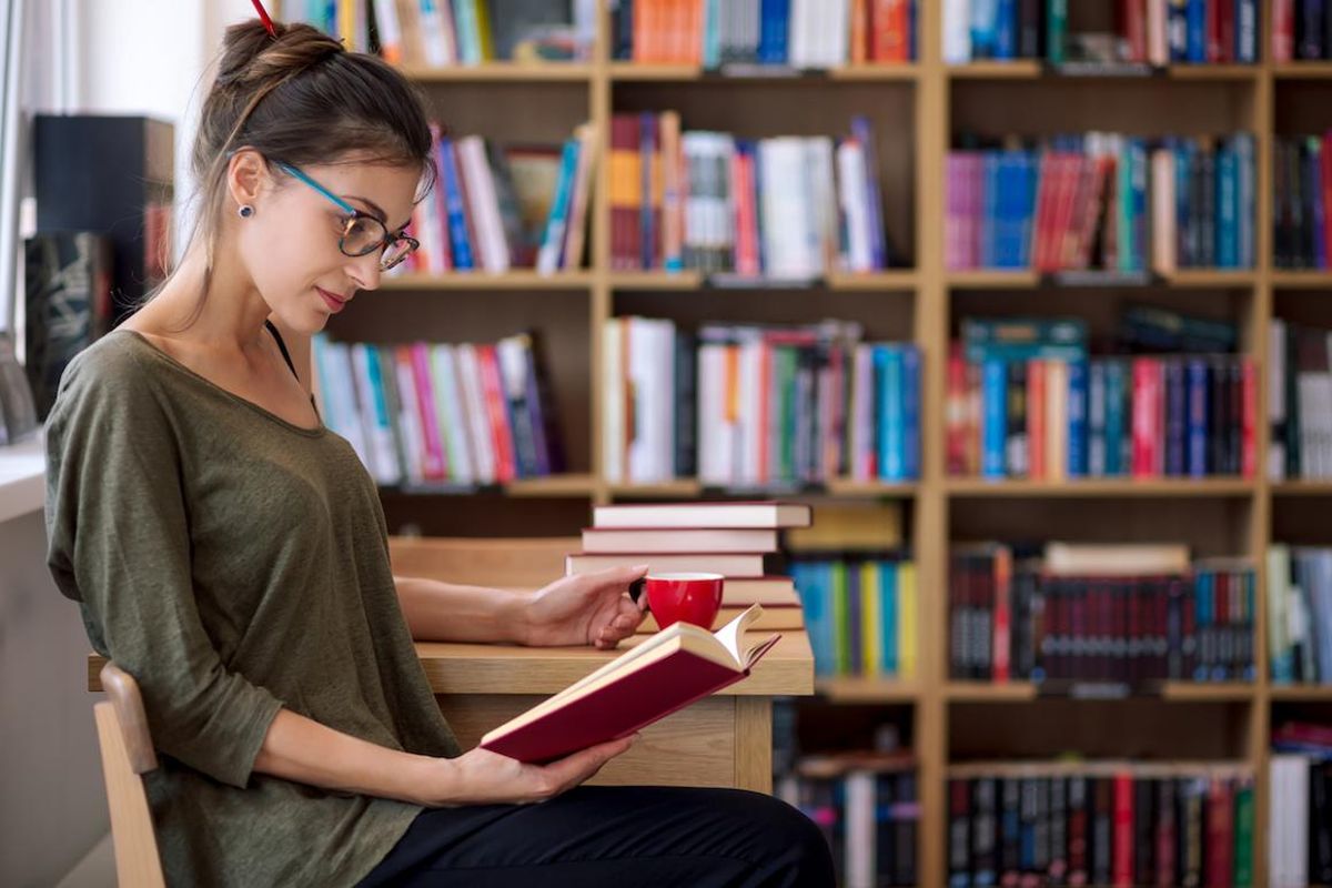Дама в очках книга. Девушка в очках с книжкой. Библиотекарша в очках.