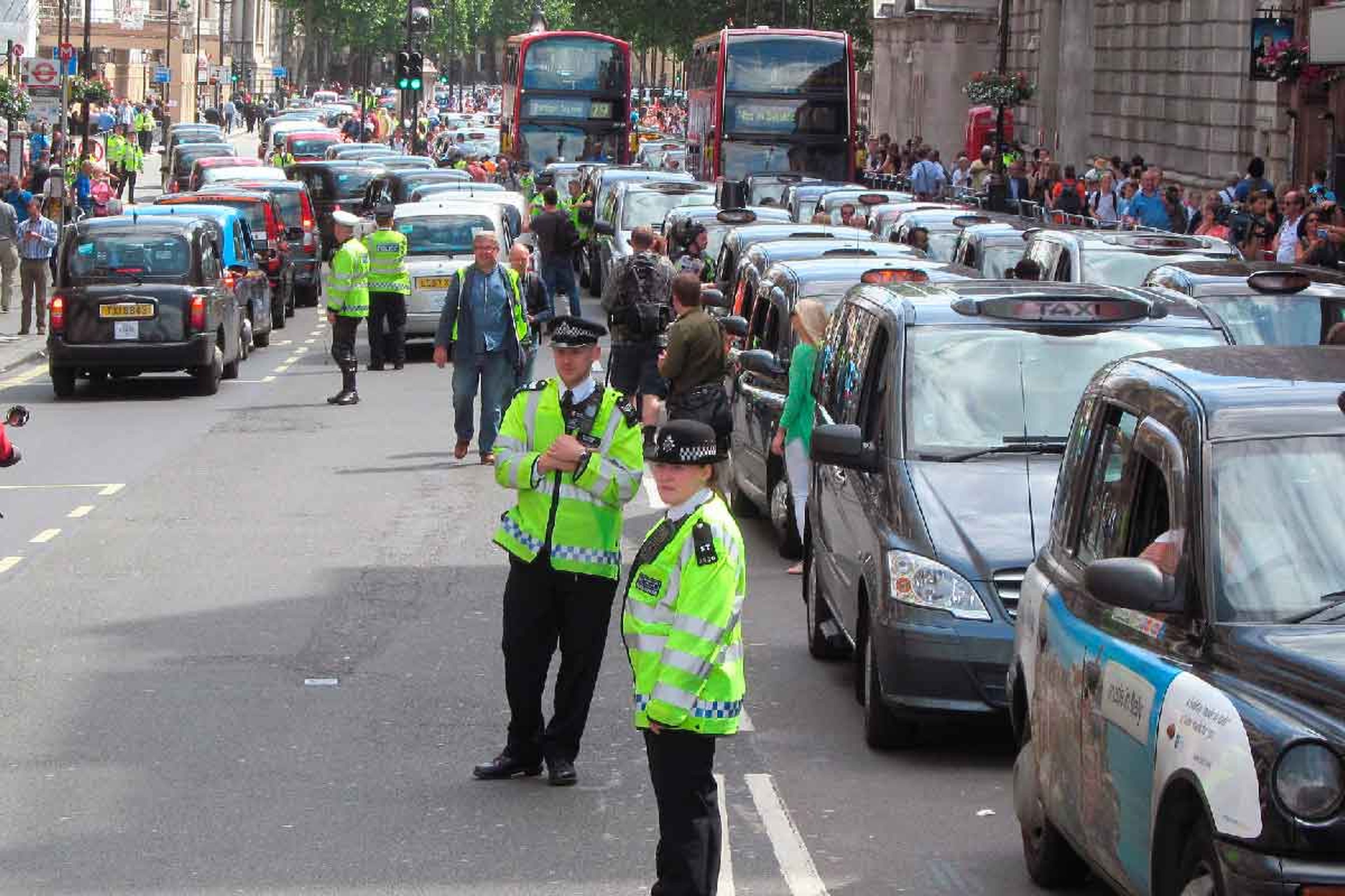 Policías de Londres en una manifestación de taxistas contra Uber.