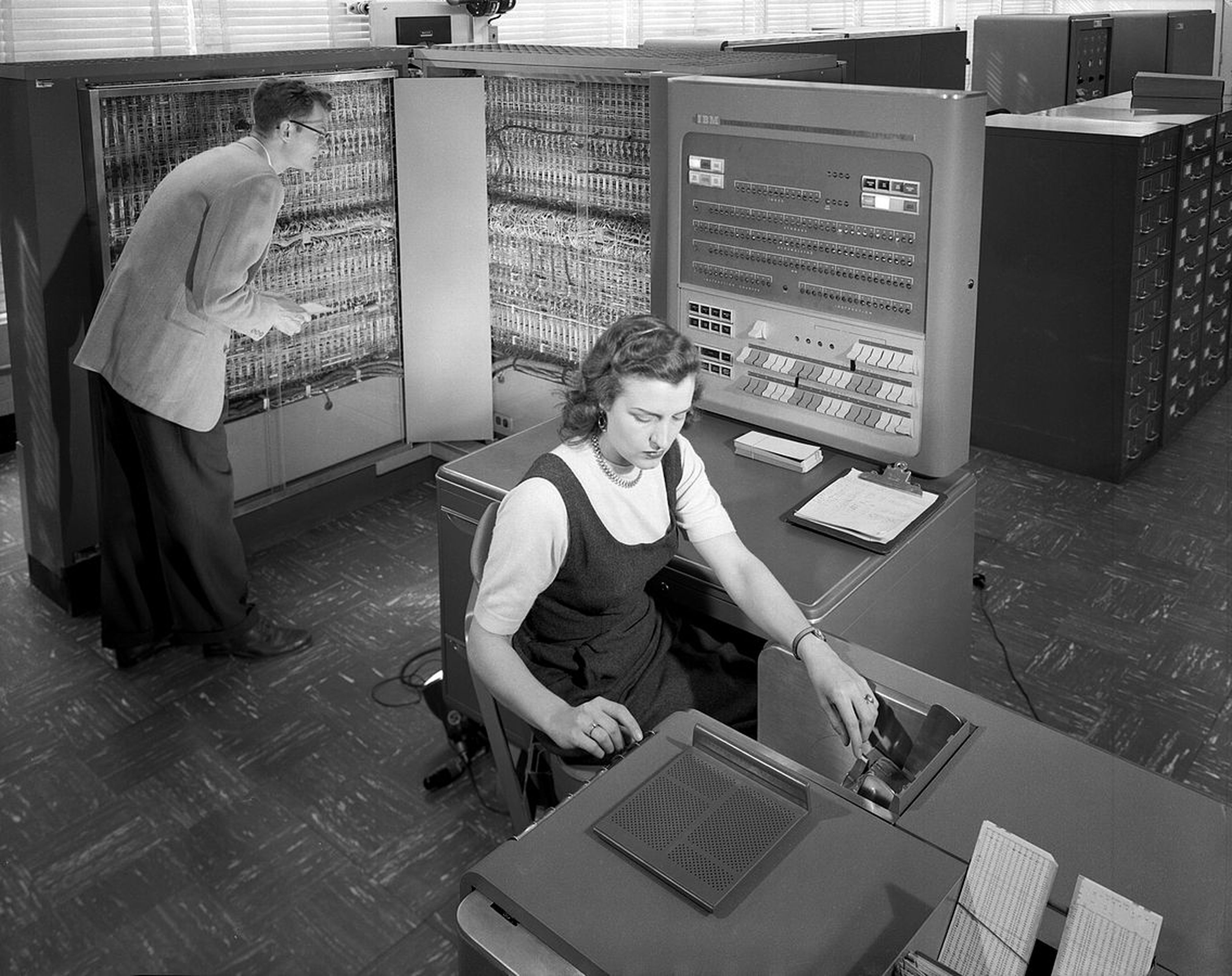 Investigadores del Comité Consejero Nacional para la Aeronáutica (NACA) de EEUU utilizando una máquina de escribir de IBM en 1957.