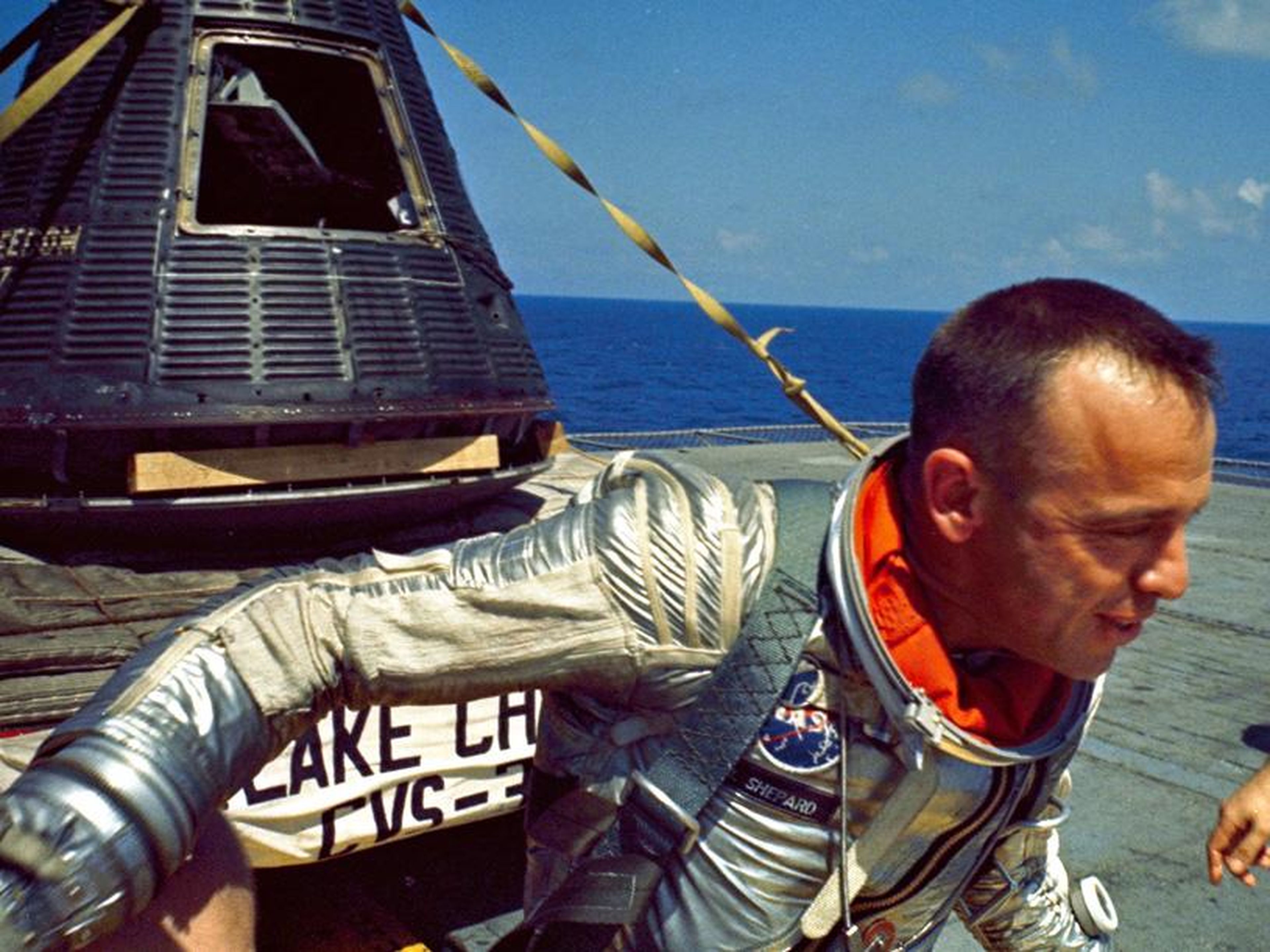 El astronauta Alan Shepard después de que su cápsula fuera recuperada.