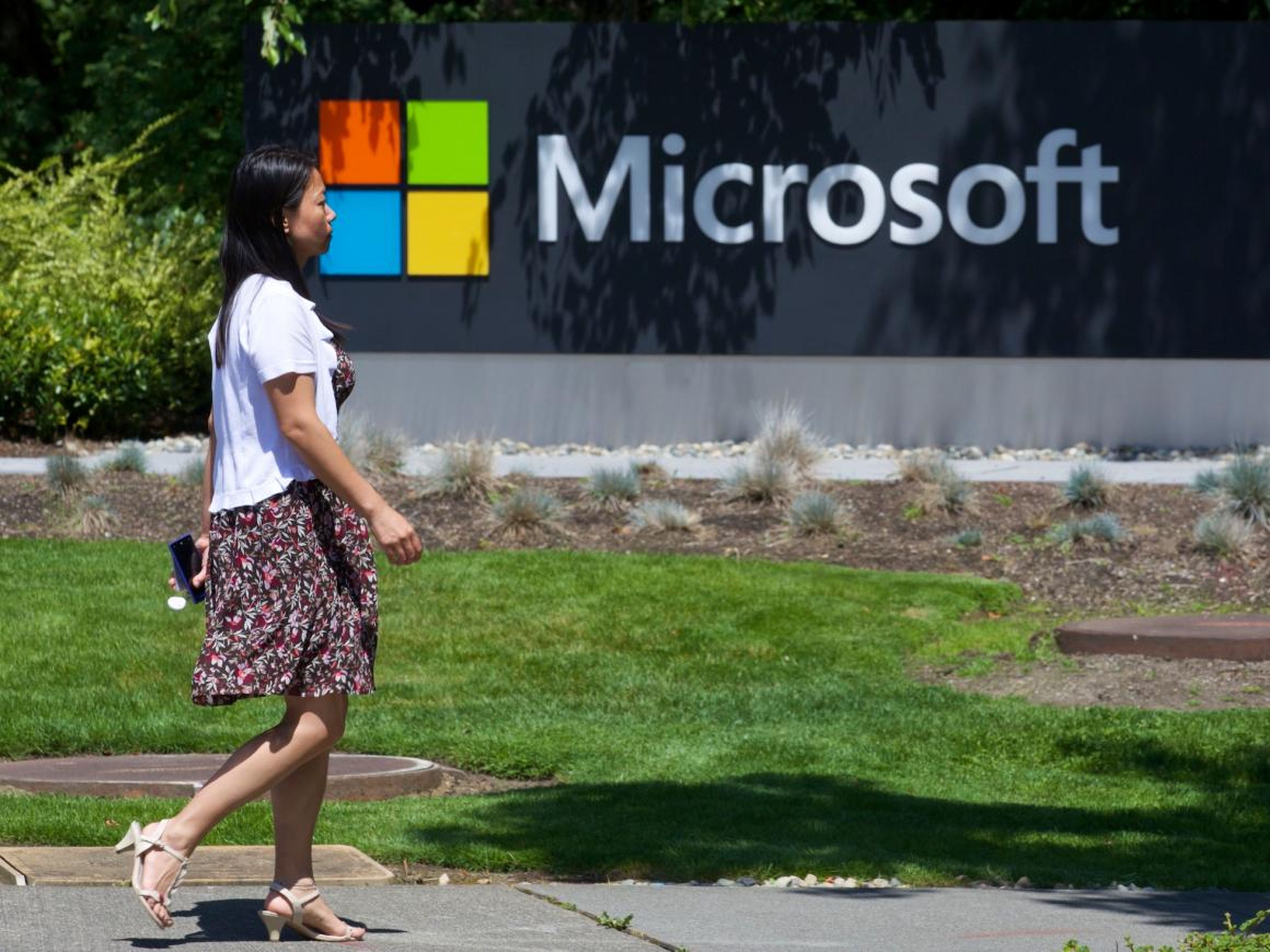 Una empleada de Microsoft en las oficinas centrales de la compañía.