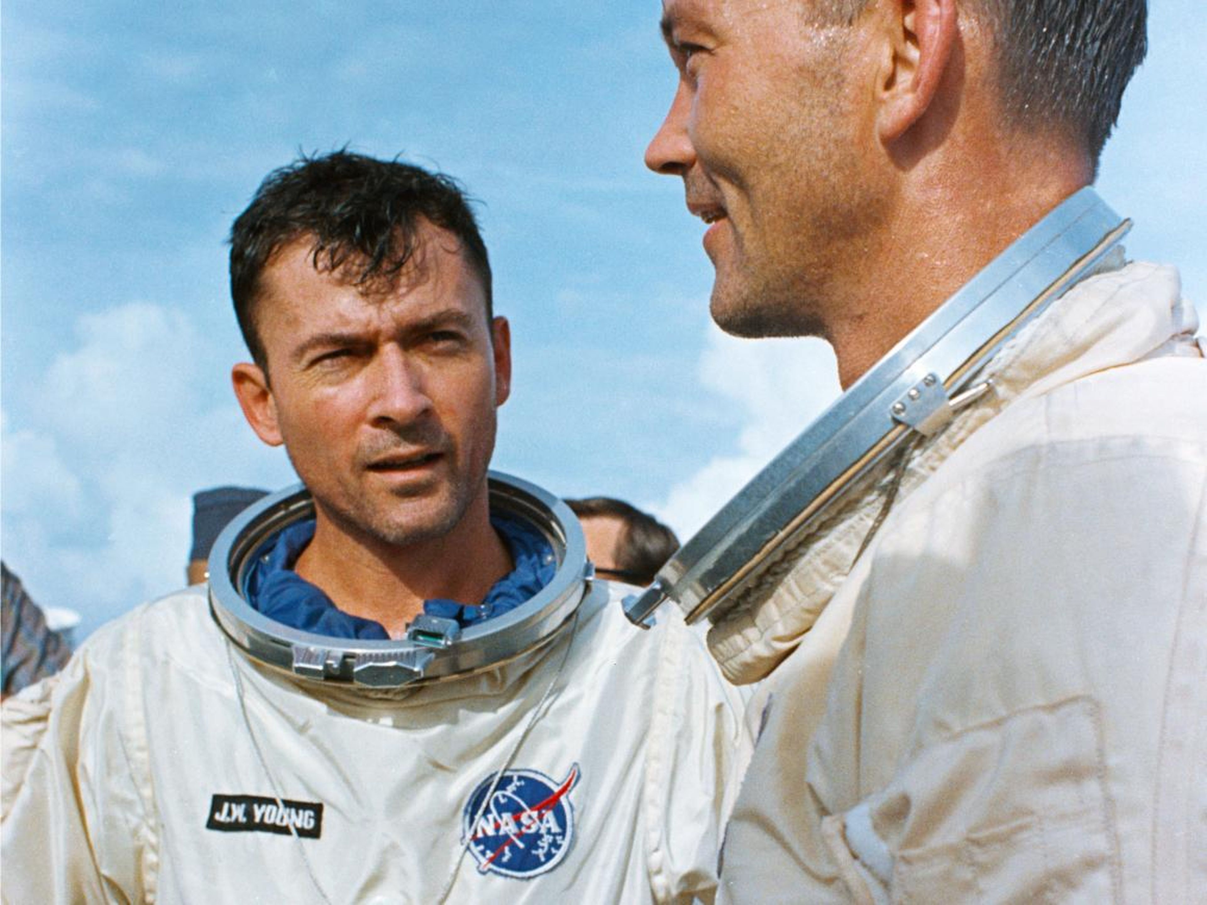 El astronauta John Young (izquierda) y Michael Collins (derecha).
