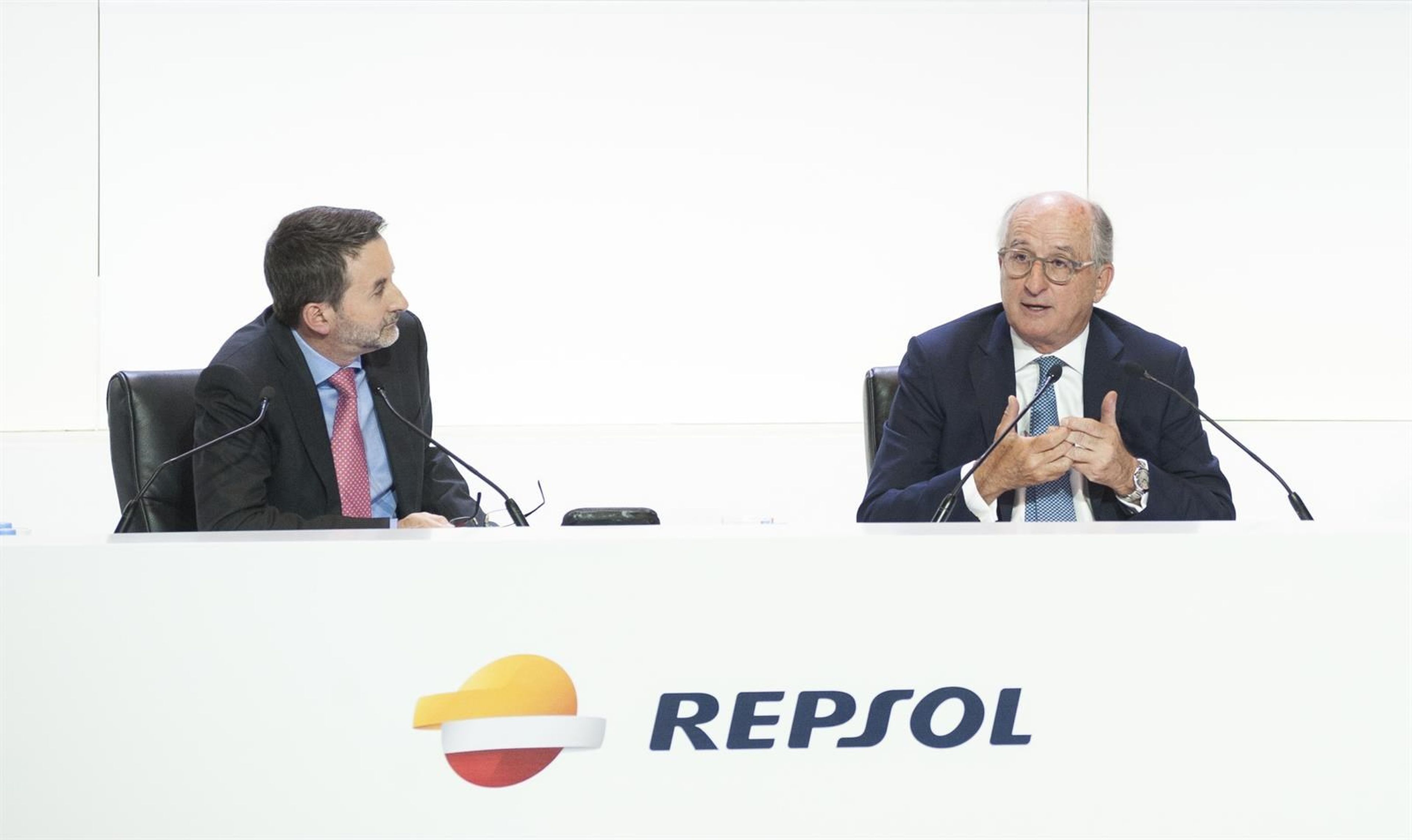 El presidente de Repsol, Antonio Brufau (derecha).