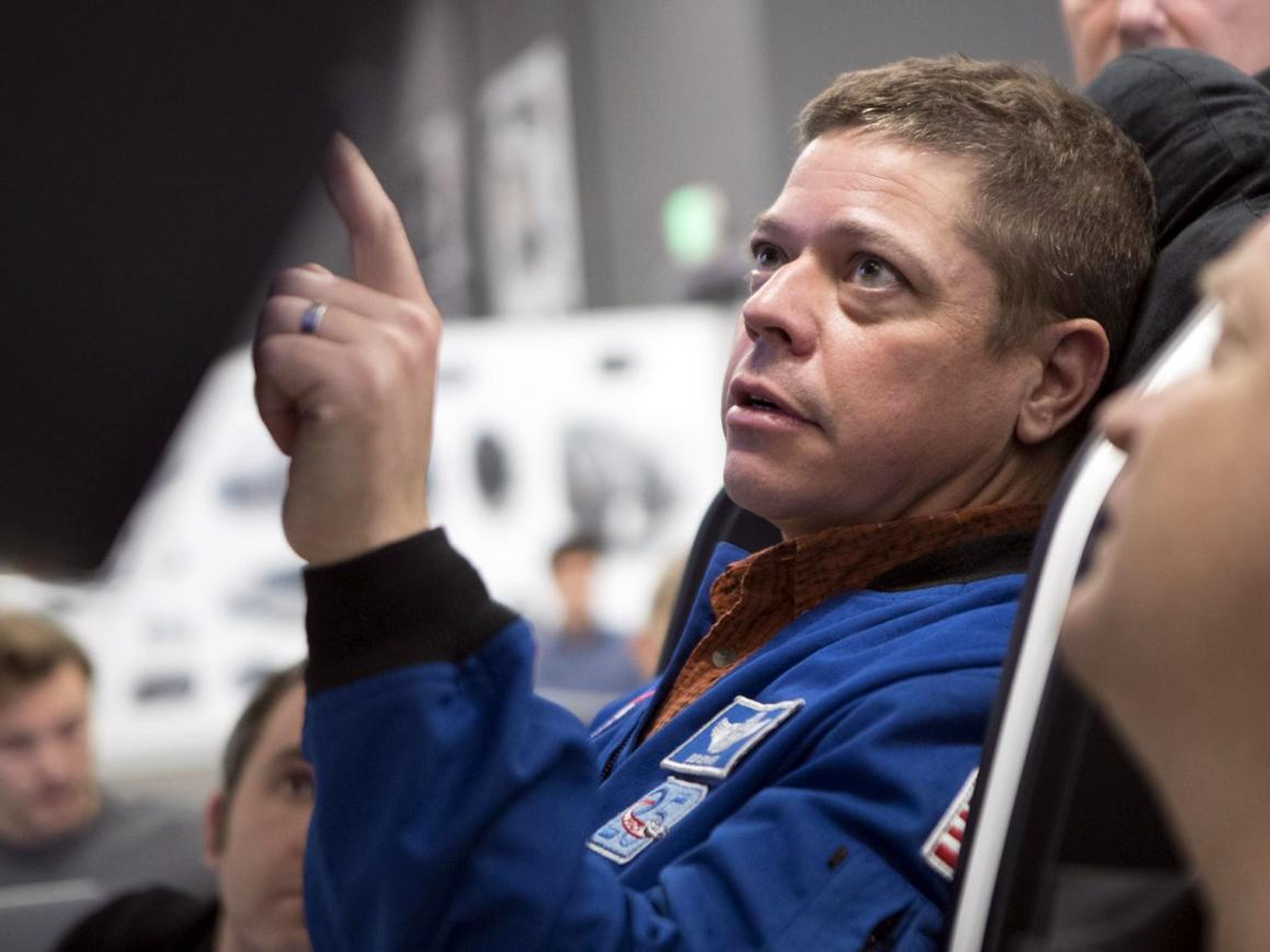 El astronauta Bob Behnken de la NASA probando la maqueta de la nave espacial Crew Dragon de SpaceX.