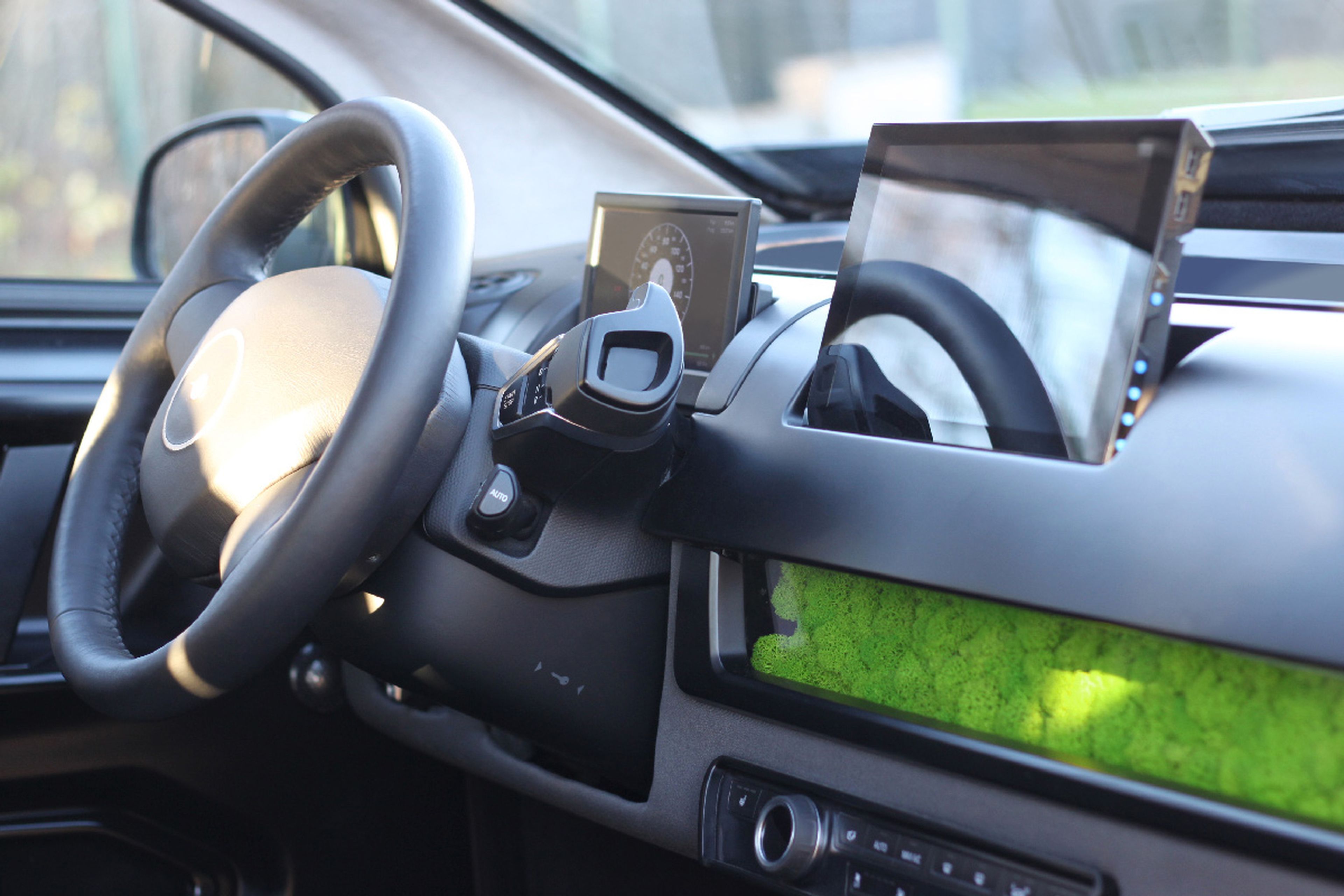 El interior del Sono Scion usa algunos componentes del BMW i3, como los botones de la radio o el cambio.