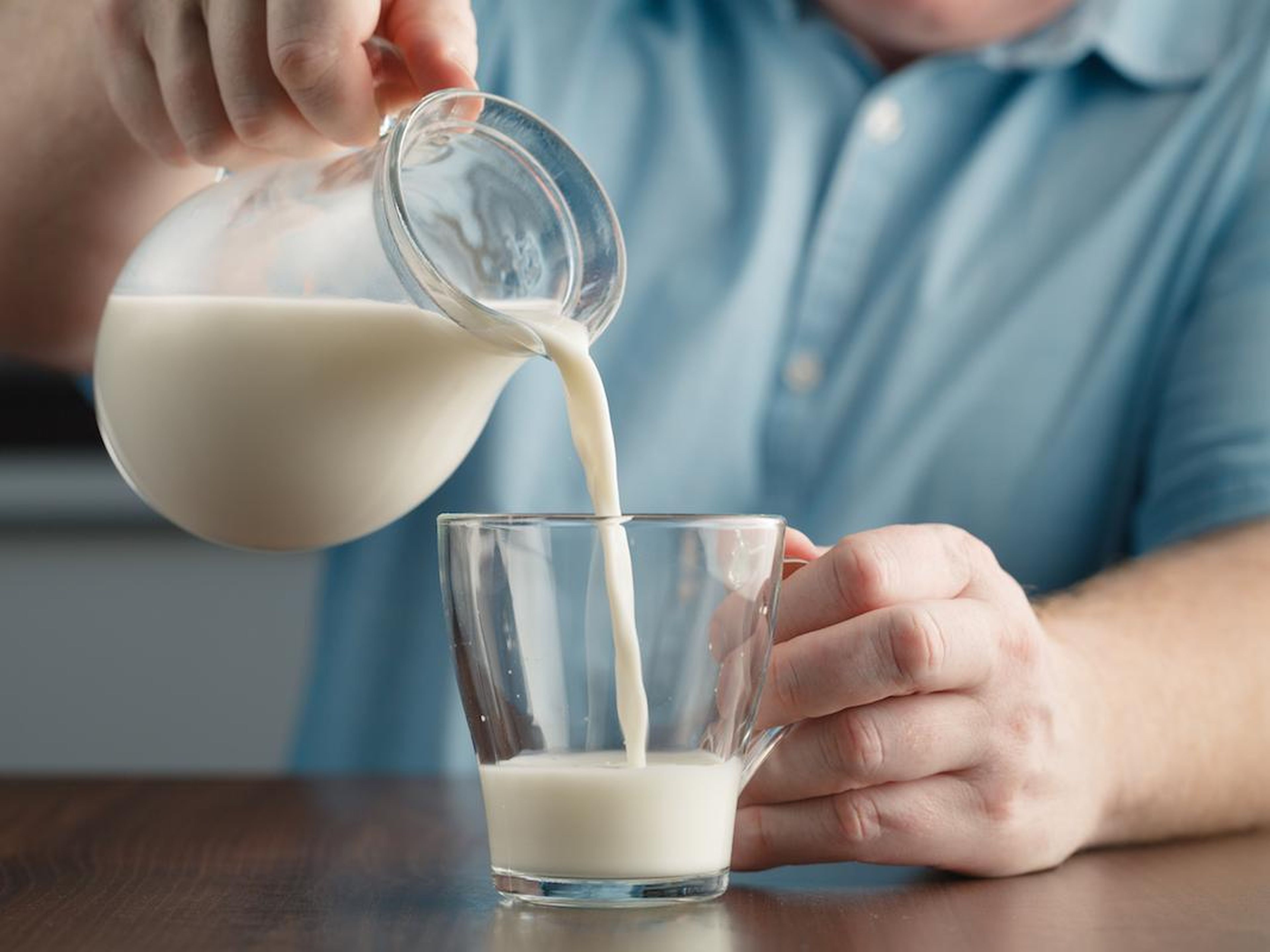 Невкусное молоко. Молоко. Молоко наливают. Стакан молока. Молоко в стакане.