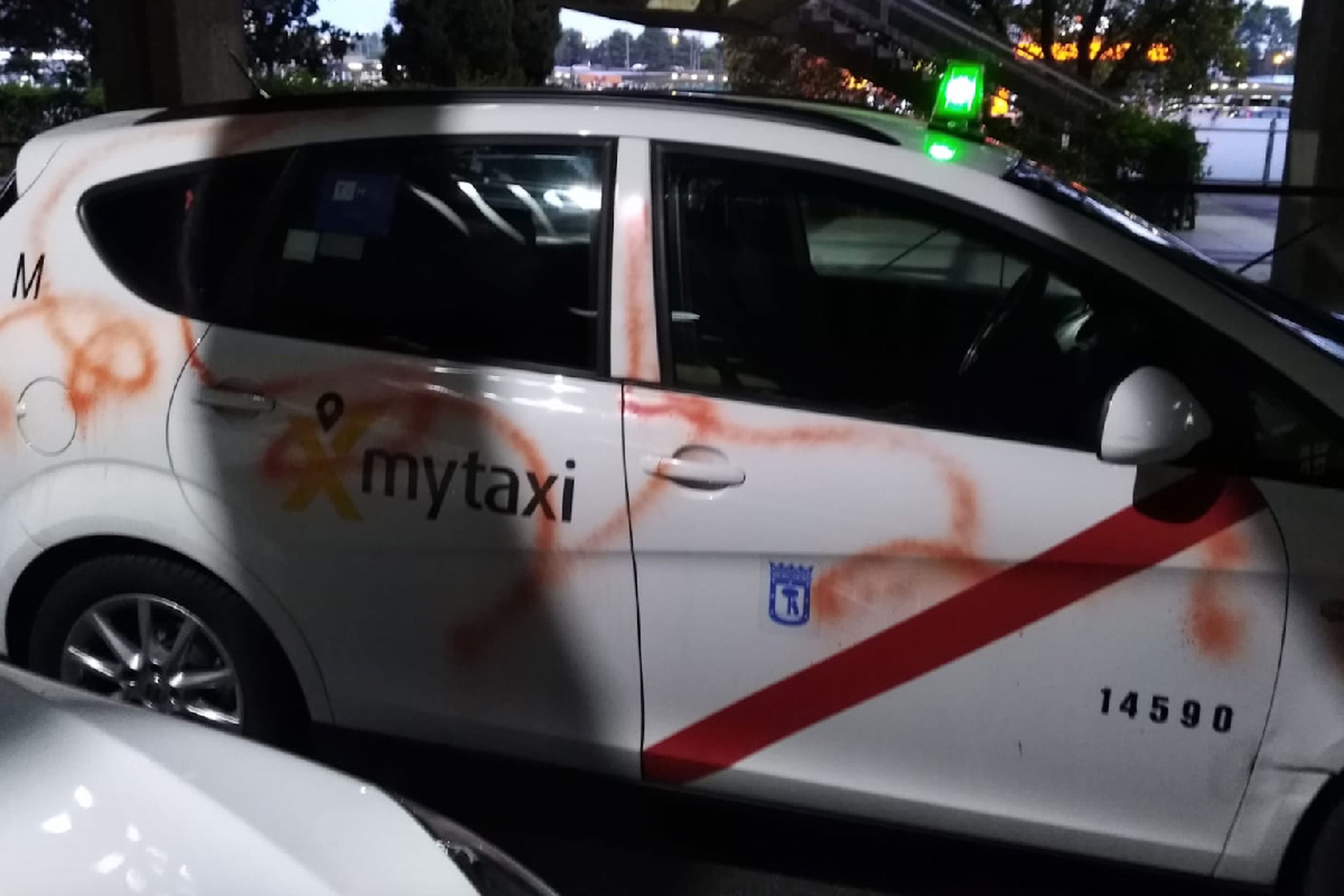 Taxi con pintadas la mañana del viernes en el aeropuerto de Barajas.