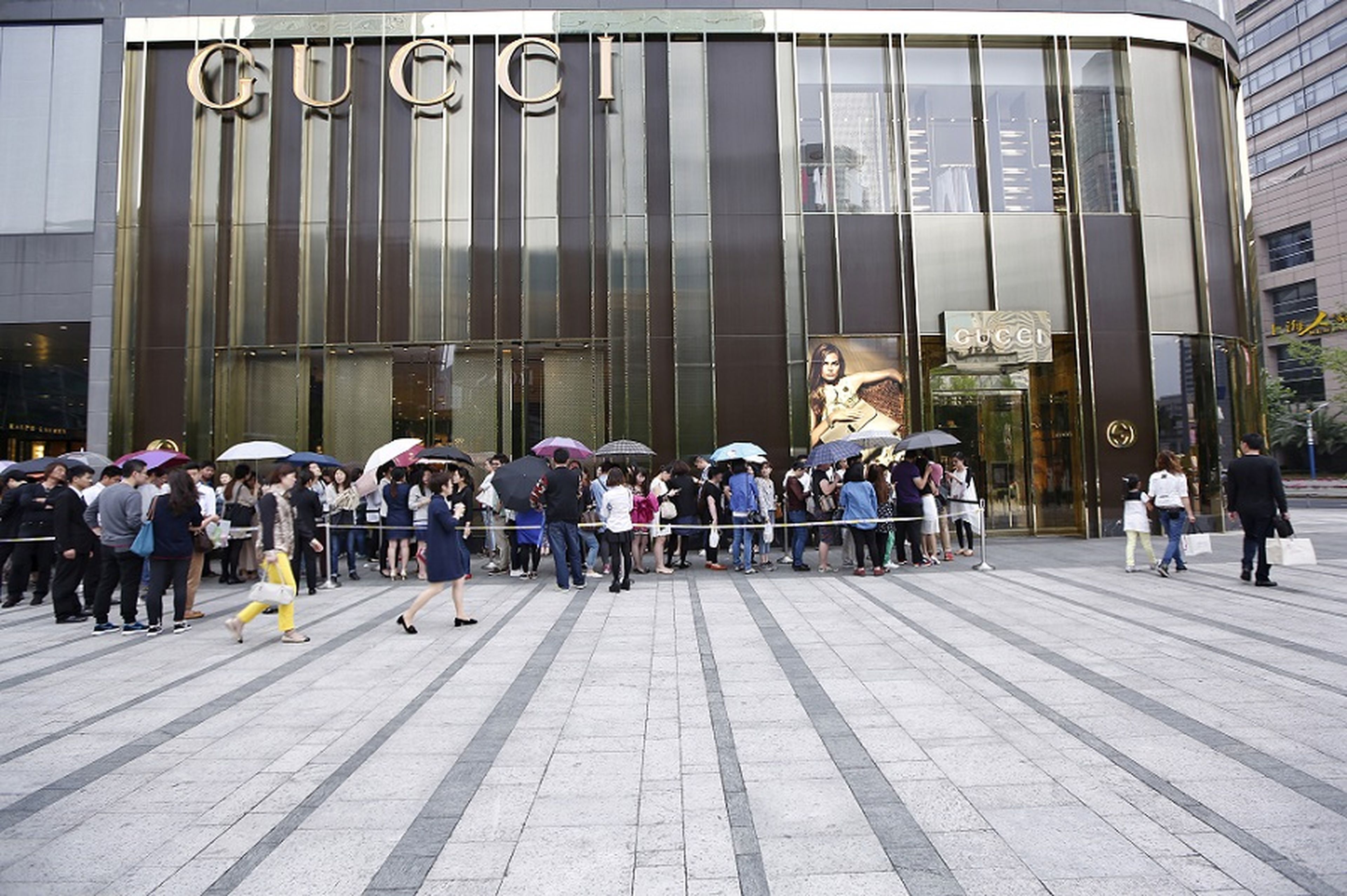 Clientes haciendo cola ante una tienda de Gucci en un centro comercial de Shanghái, China, el 37 de mayo de 2015.