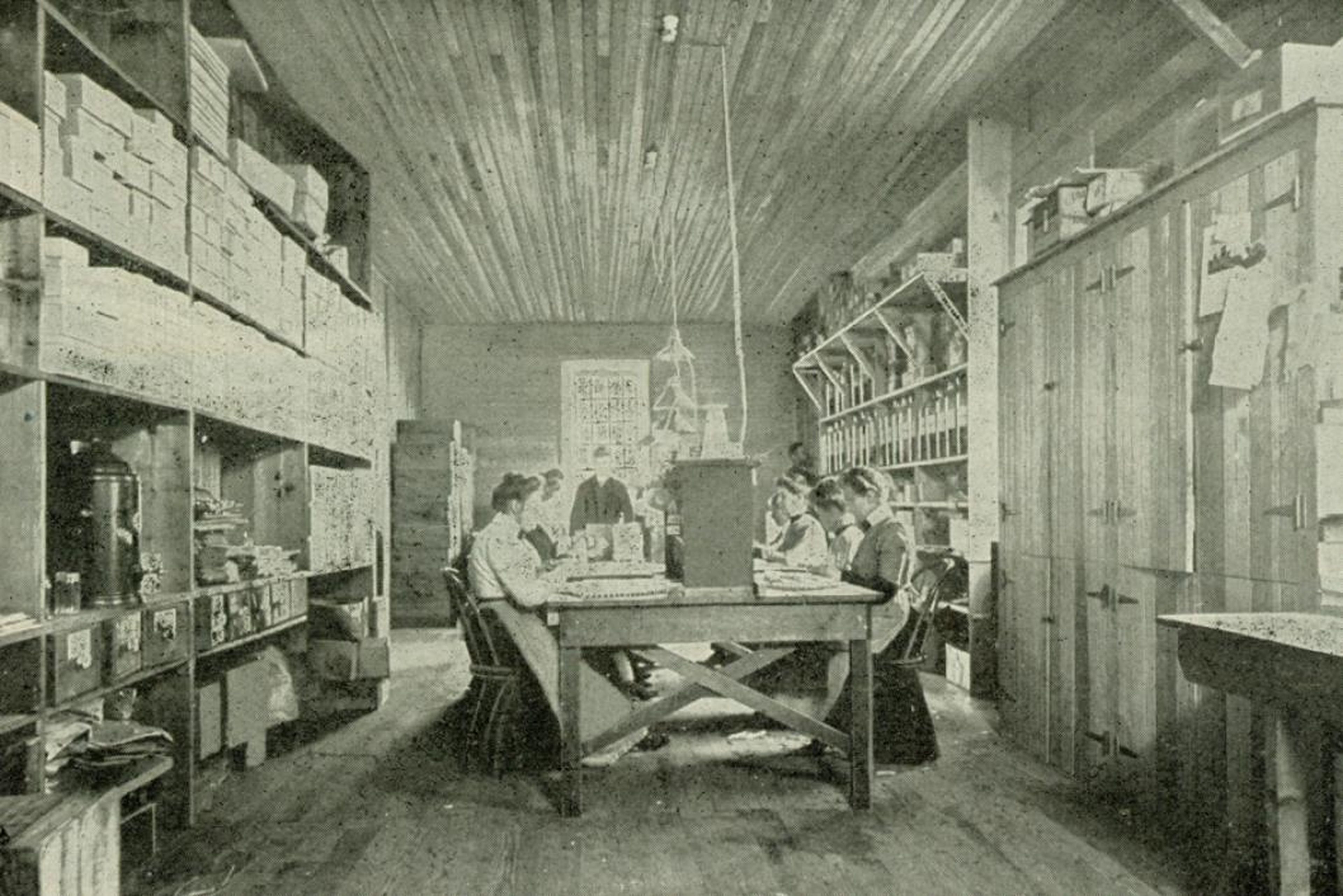 Trabajadoras de Avon embotellando perfumes en 1902.