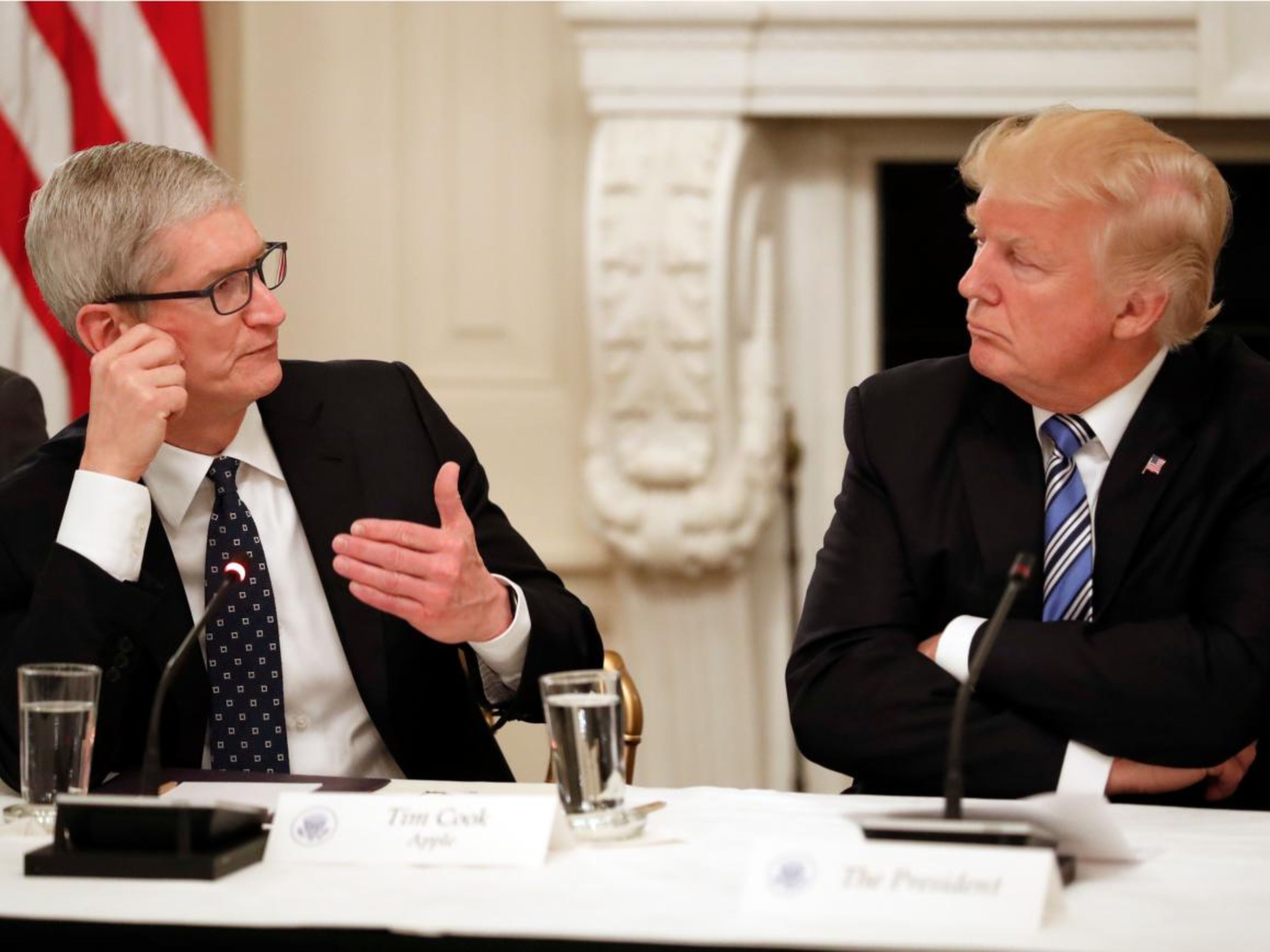 El CEO de Apple, Tim Cook, y el presidente de los Estados Unidos, Donald Trump.