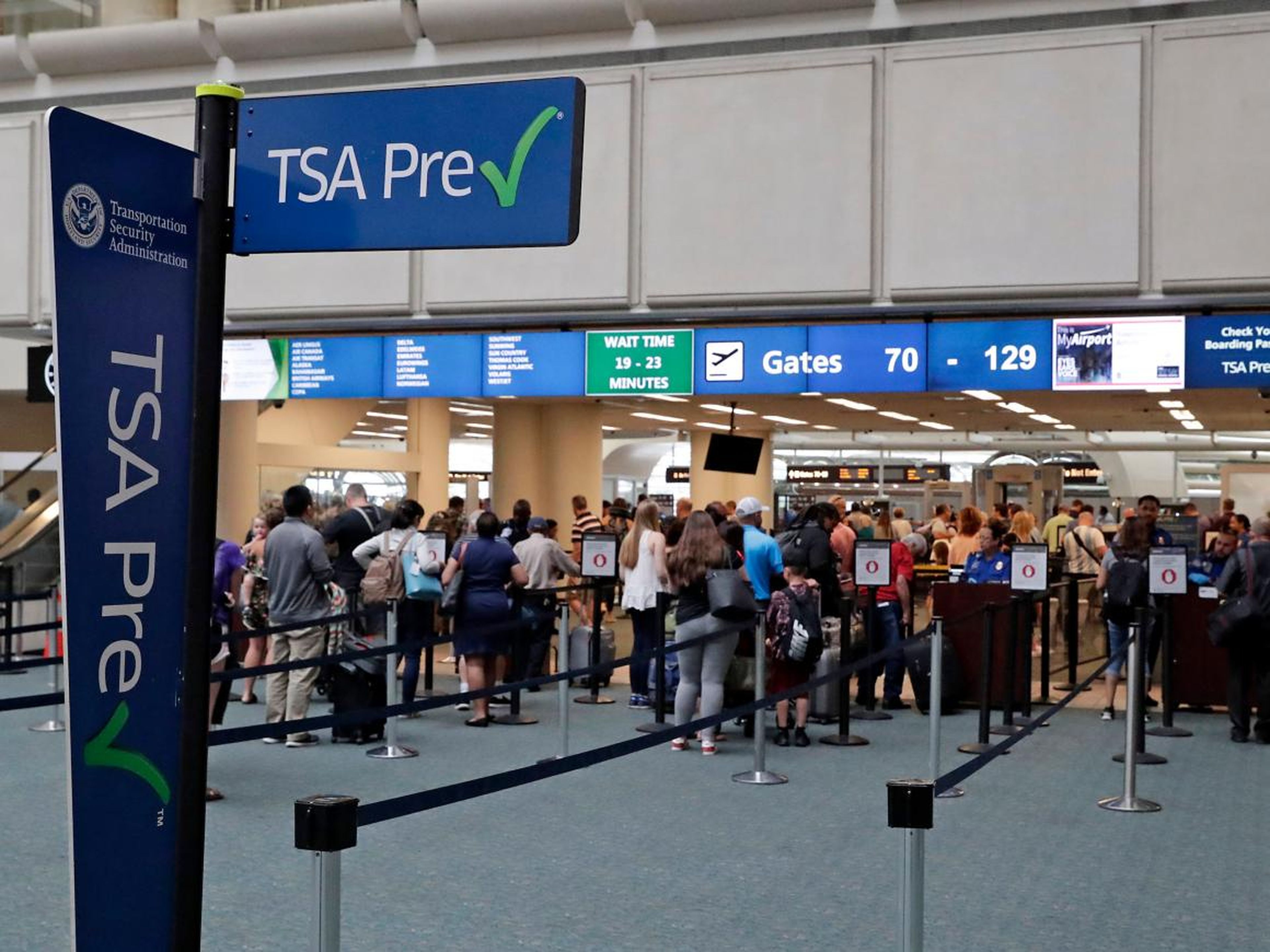 Aduana de la TSA en el aeropuerto internacional de Orlando, Estados Unidos.