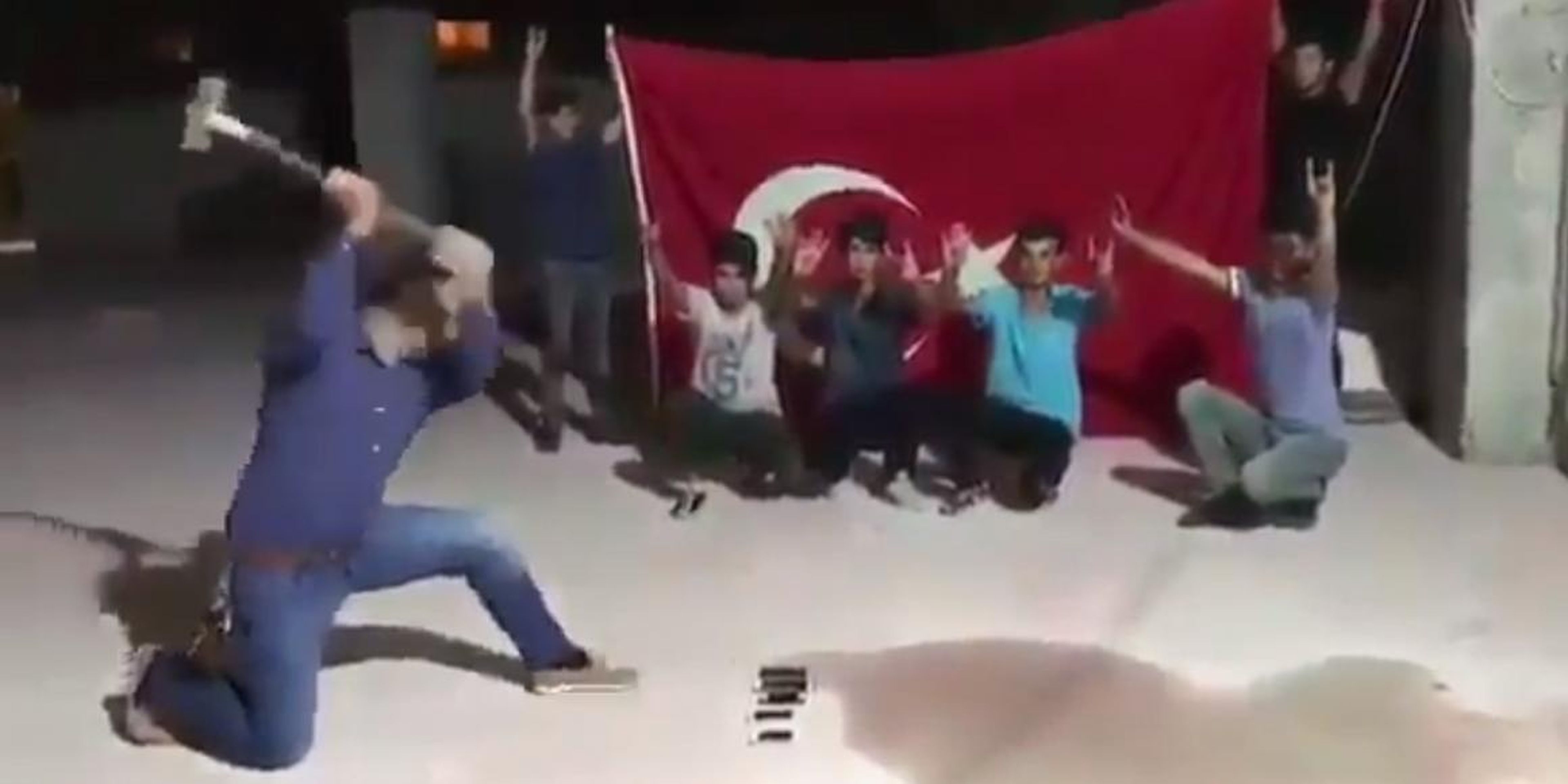 Este vídeo de un hombre turco machacando un iPhone se ha vuelto viral.