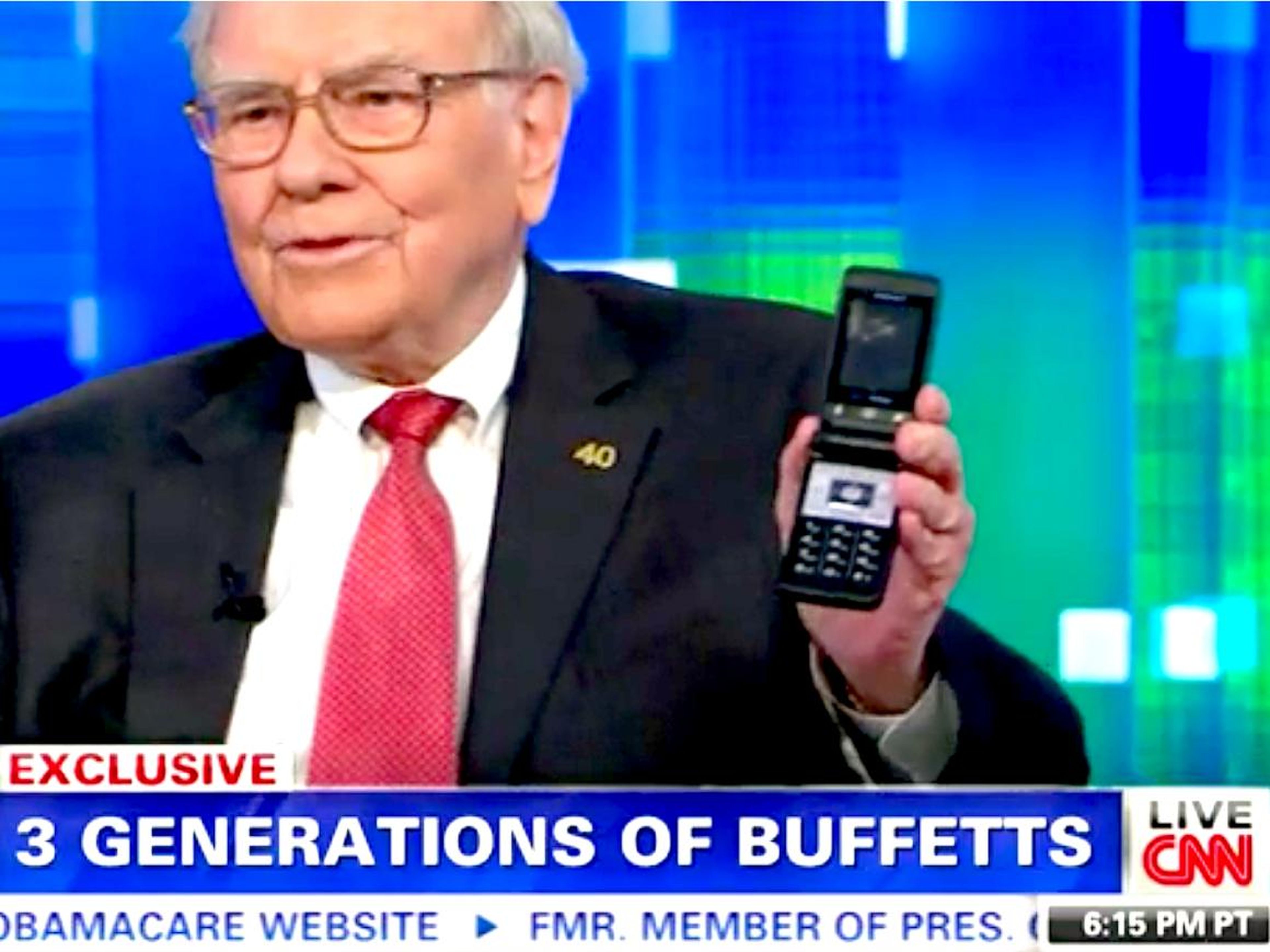 Warren Buffett tells former CNN host Piers Morgan about his flip phone in 2013.