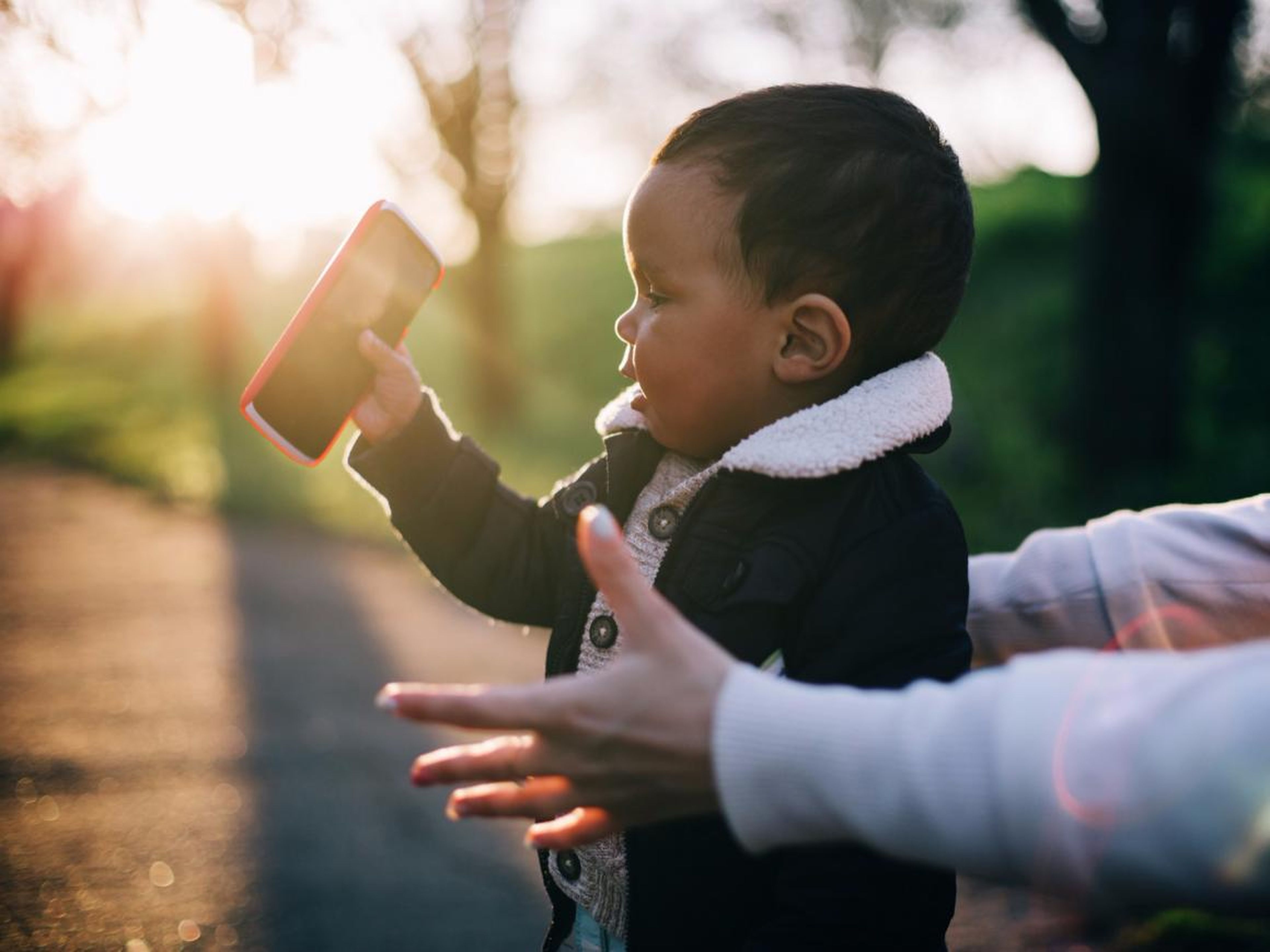 Un niño sostiene un 'smartphone'.