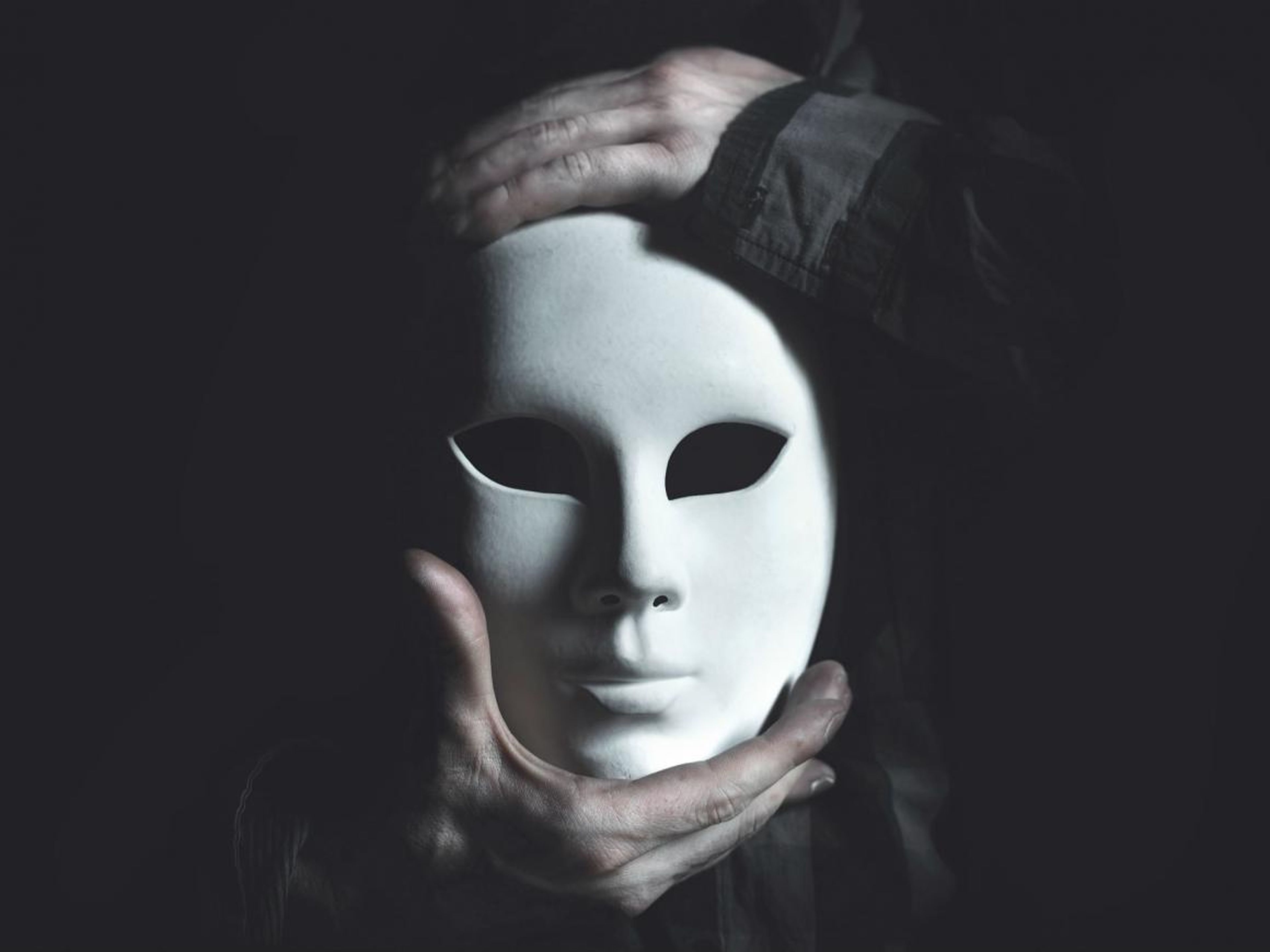 Белая театральная маска. Человек в белой маске. Люди в масках Эстетика. Черно-белая маска.