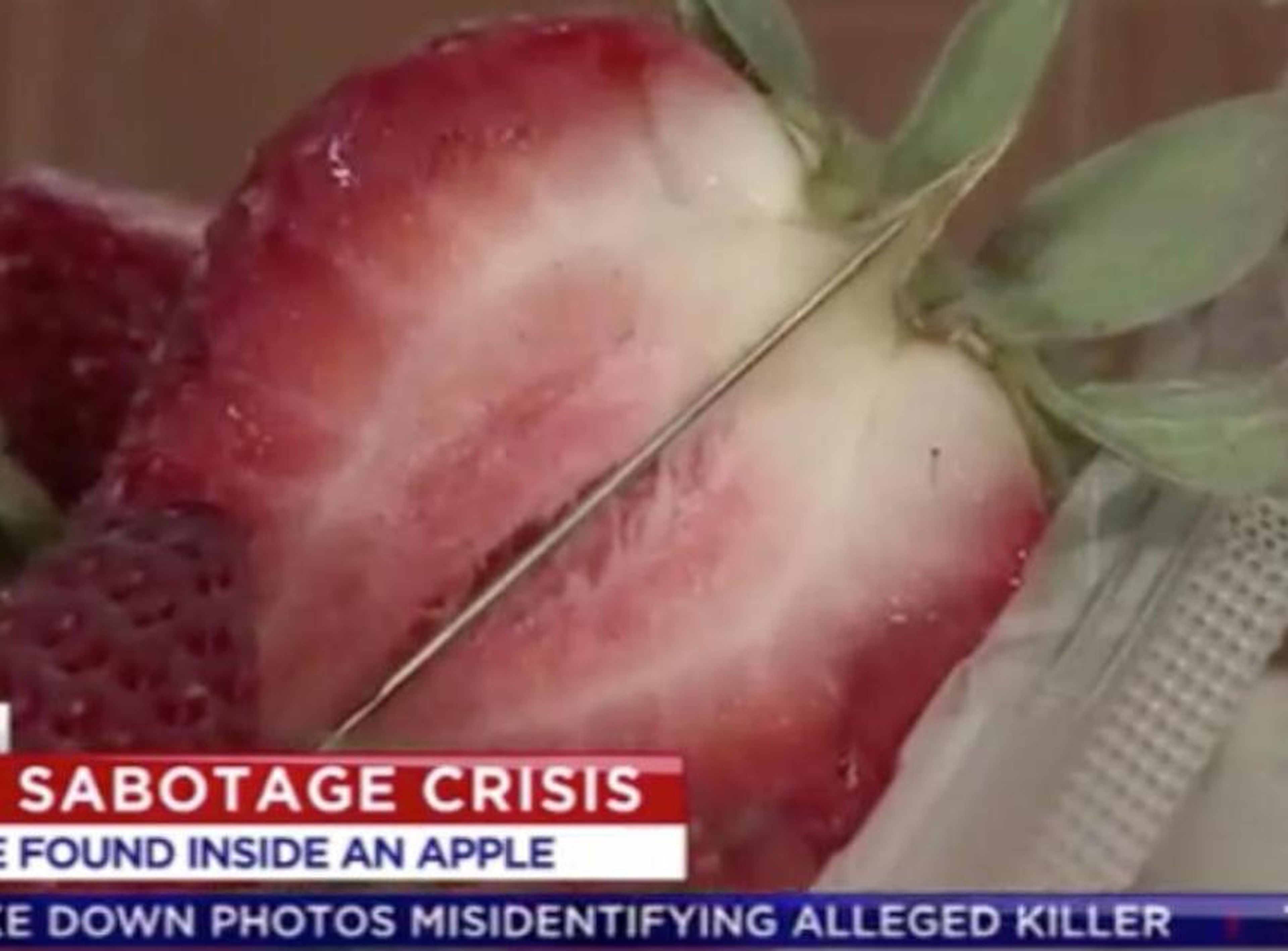 Una aguja escondida en una fresa tal y como se muestra en un canal de noticias en Australia.
