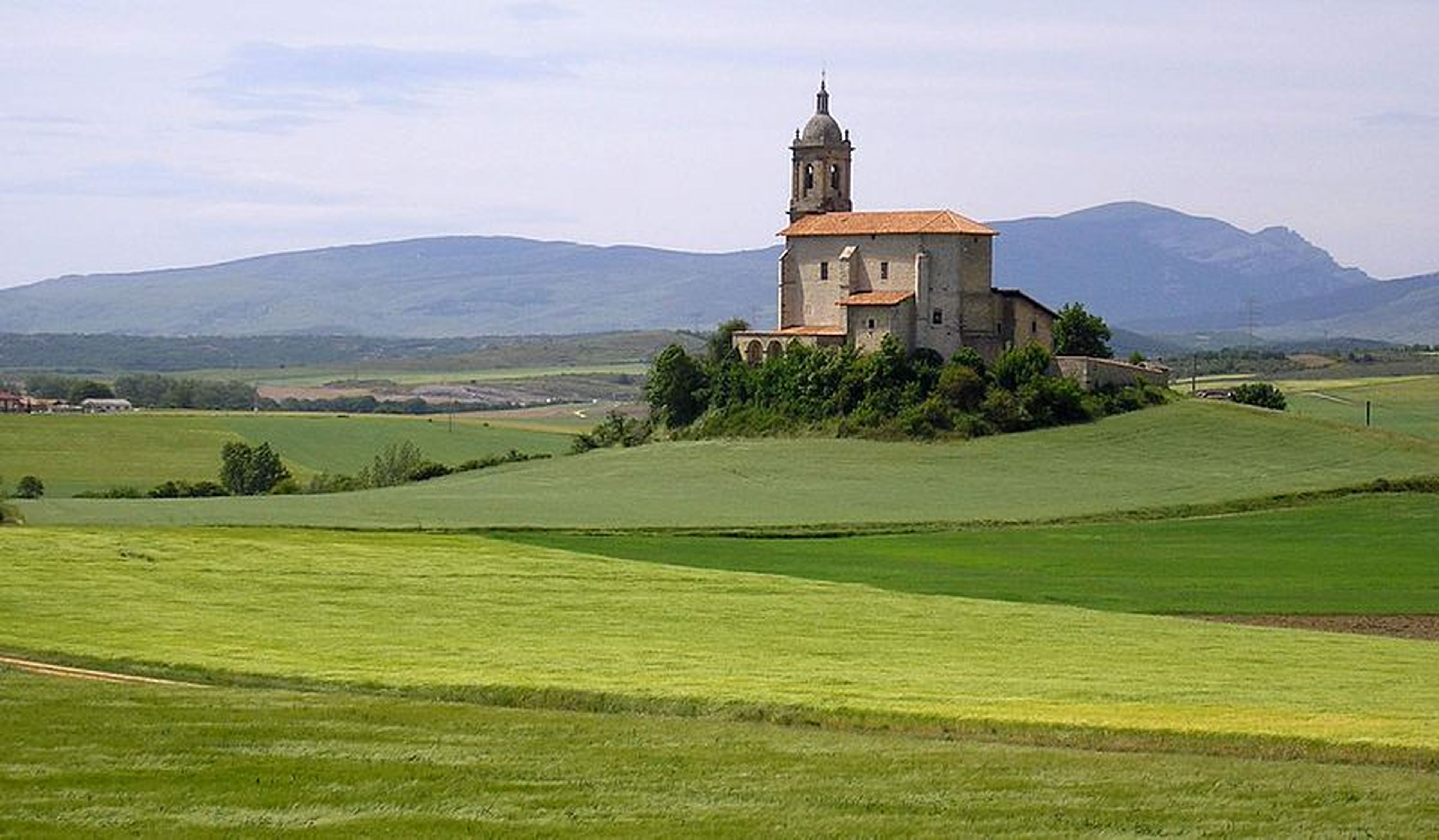 Paisaje de la Llanada Alavesa: iglesia de Arroiabe, y al fondo, el monte Gorbea.
