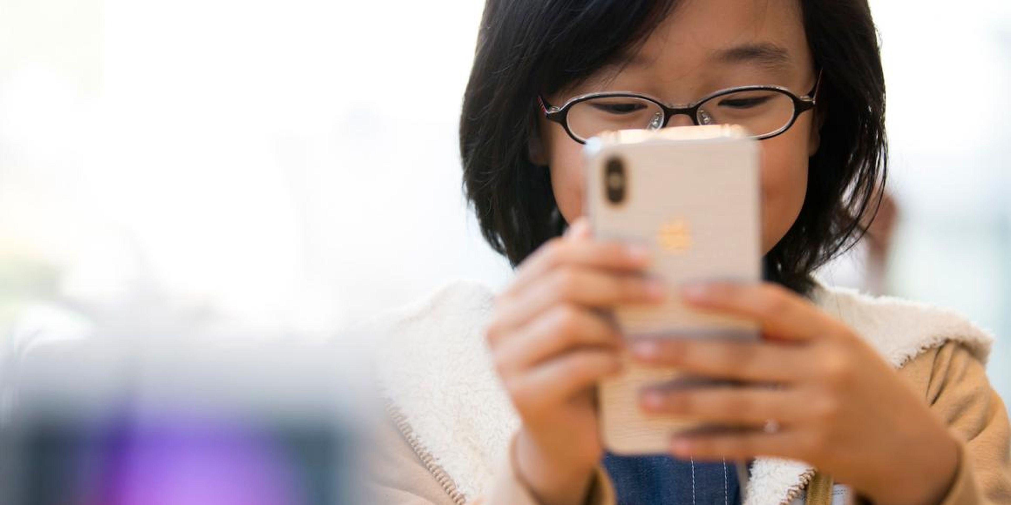 Todos los niños menores de 15 años tendrán prohibido utilizar sus teléfonos móviles a lo largo de todo el día. En la imagen, un niño juega con un iPhone X en Tokio, Japón.