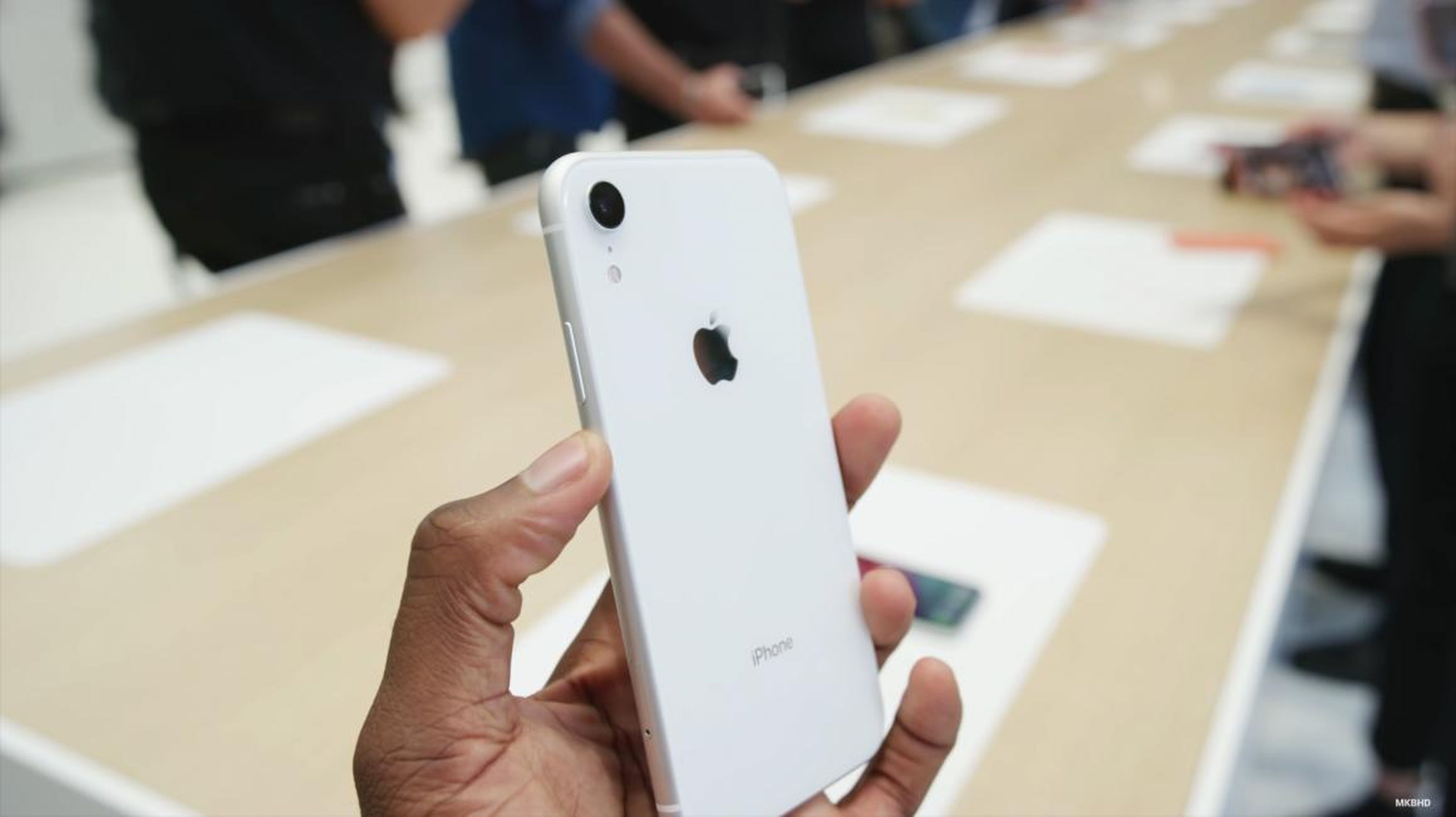 And here's that white iPhone XR from the side. The slightly darker chassis around the sides of the phone provides a nice contrast.