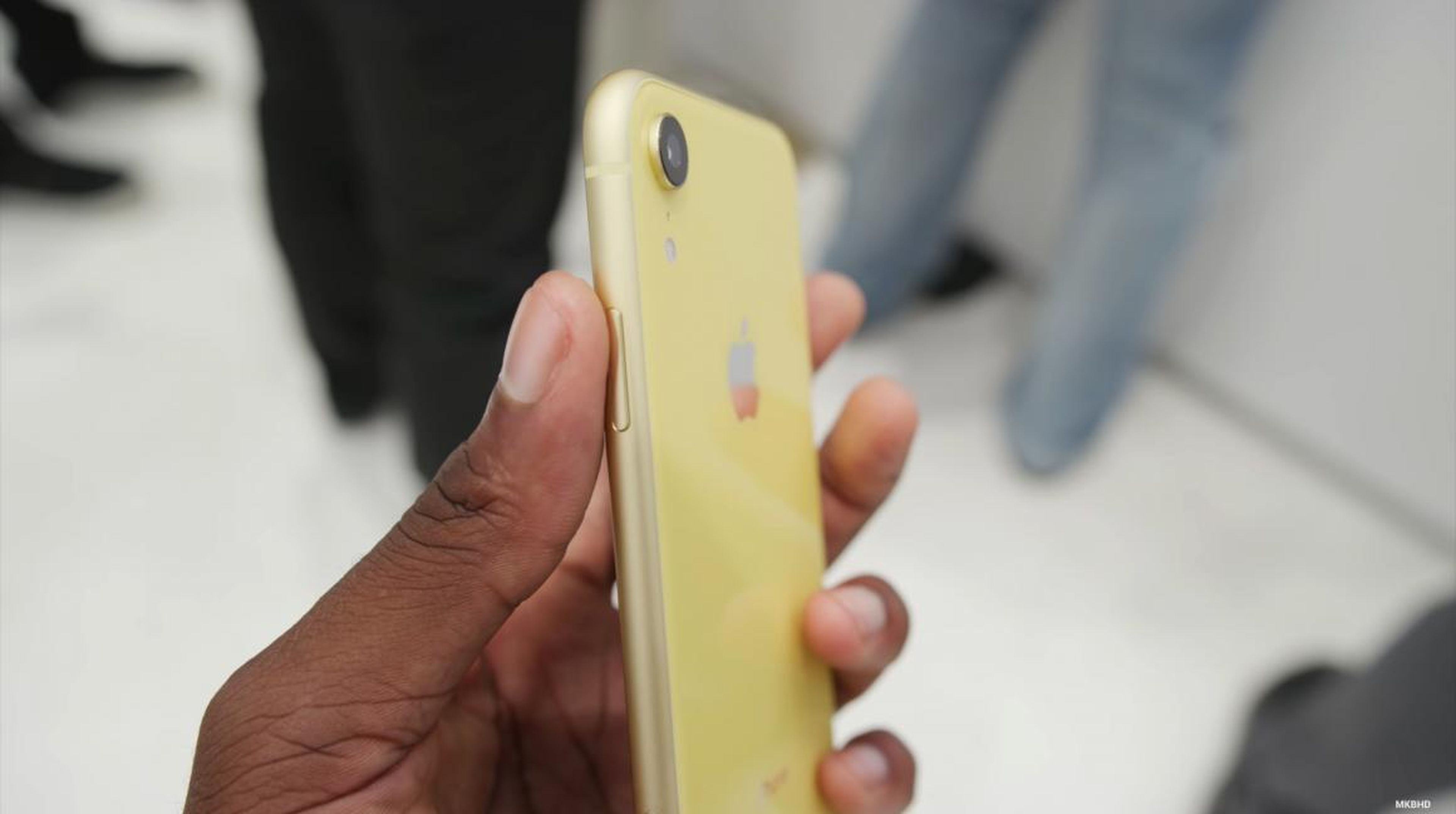 From an angle, you can see the metal edges again have a slightly different color — it almost looks golden.