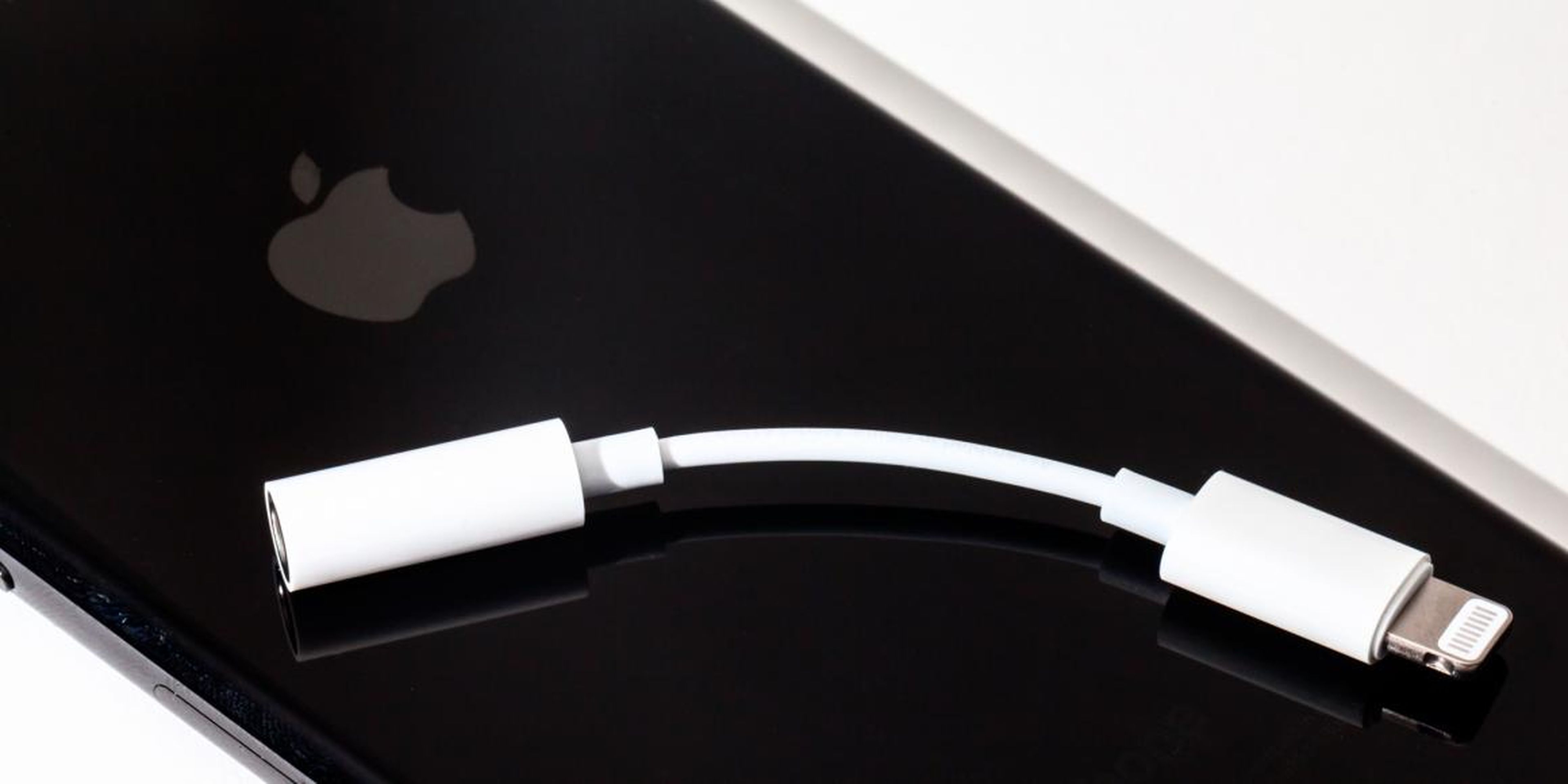 Apple deja de incluir en la caja de los iPhone el adaptador para