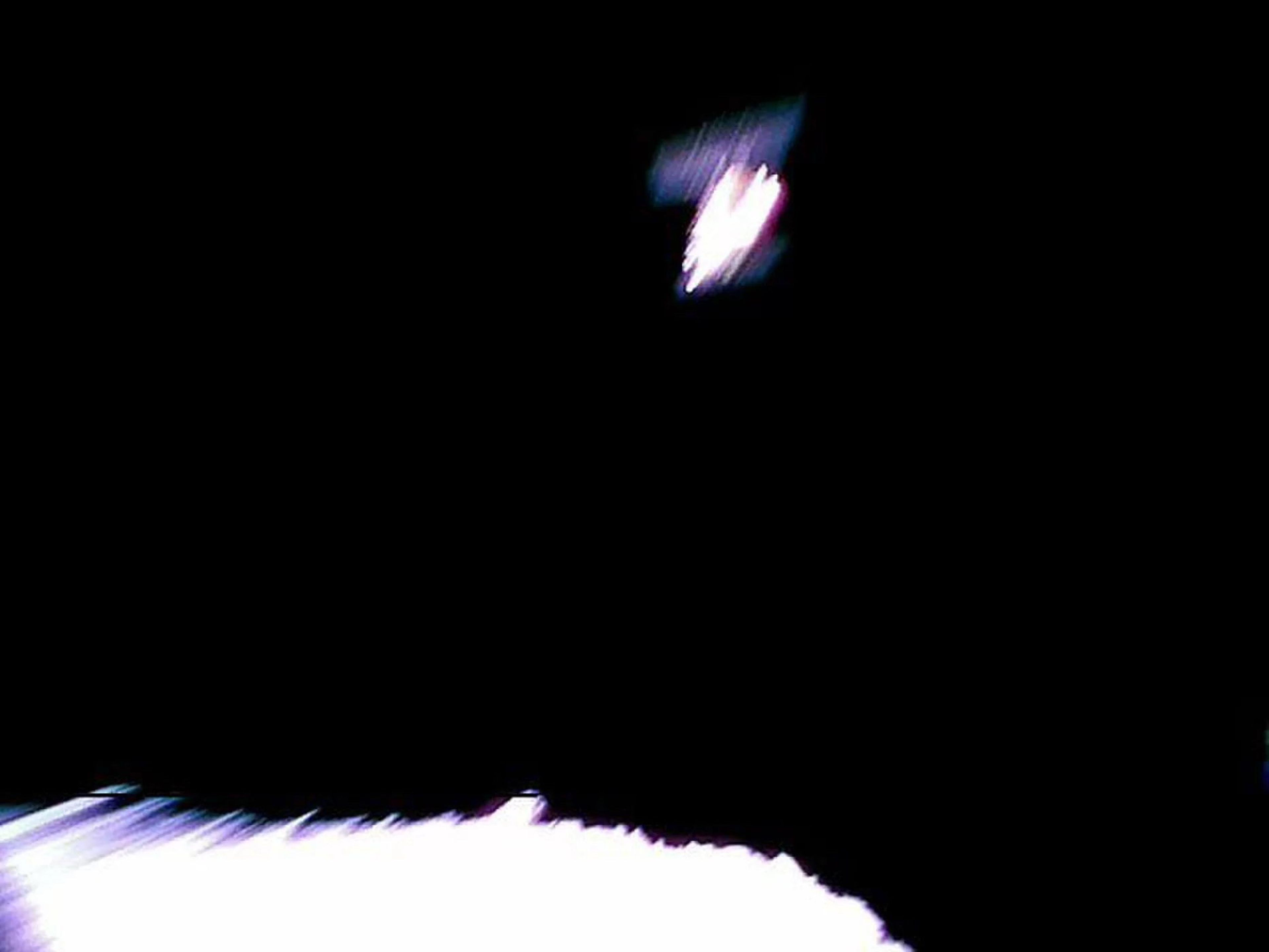 La nave Hayabusa 2 vista desde justo encima de la superficie del asteroide Ryugu.