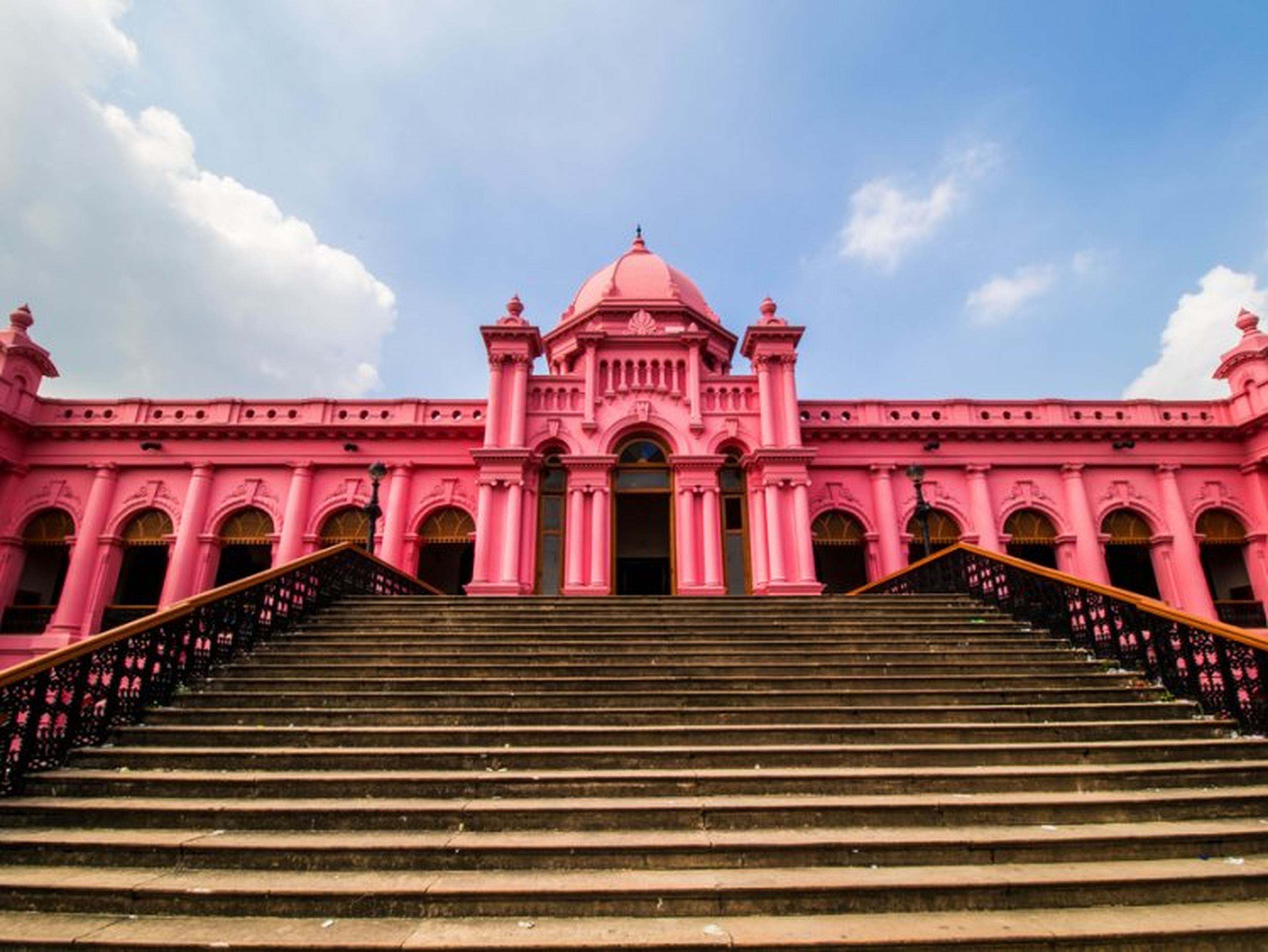 A menudo apodado "el palacio rosa", Ahsan Manzil fue originalmente el hogar del Nawab de Dhaka, en Bangladesh.