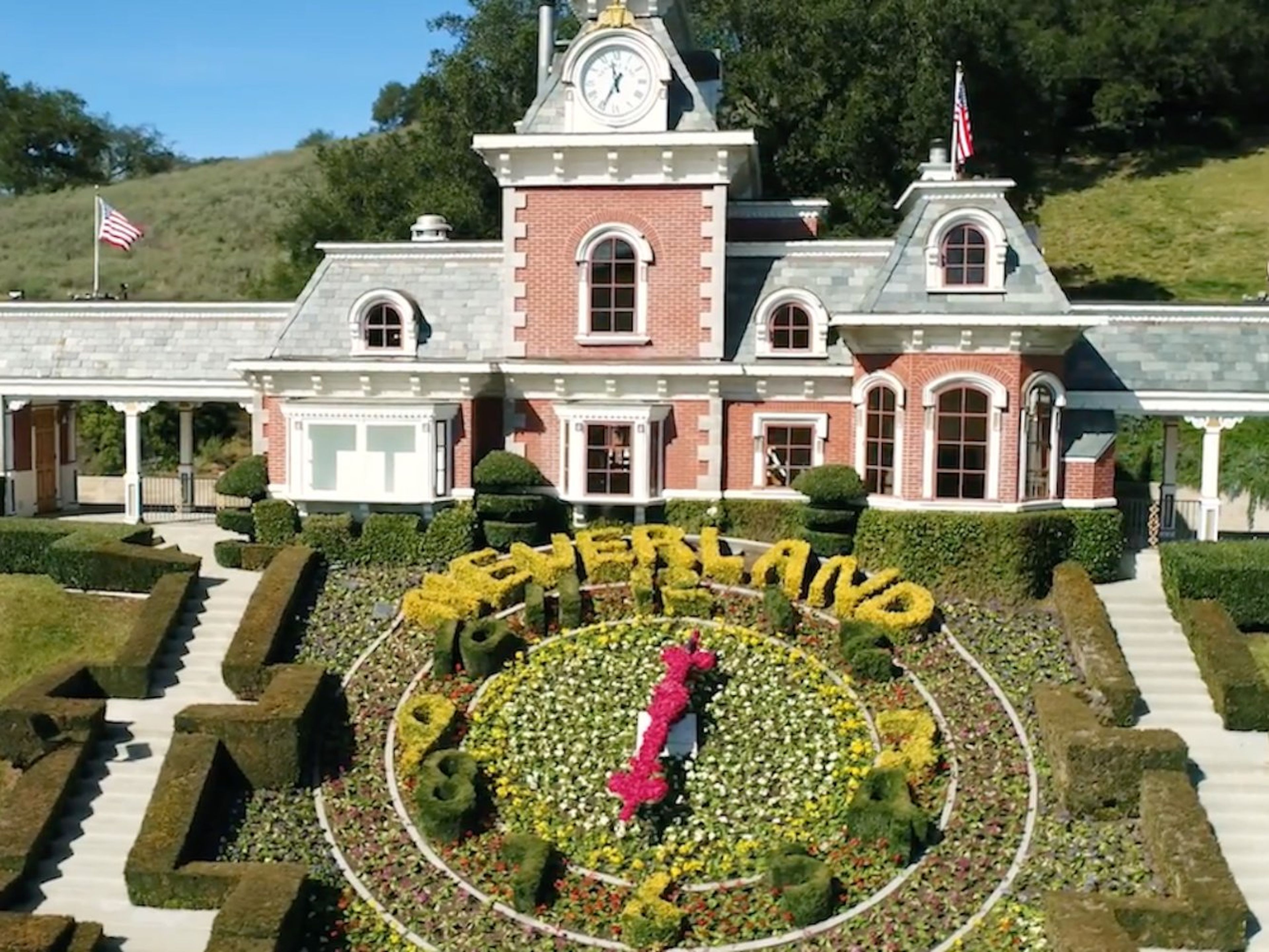 Bienvenido a Sycamore Valley Ranch, el antiguo rancho Neverland que una vez perteneció a Michael Jackson. Originalmente compró la propiedad por 19,5 millones de dólares en 1987