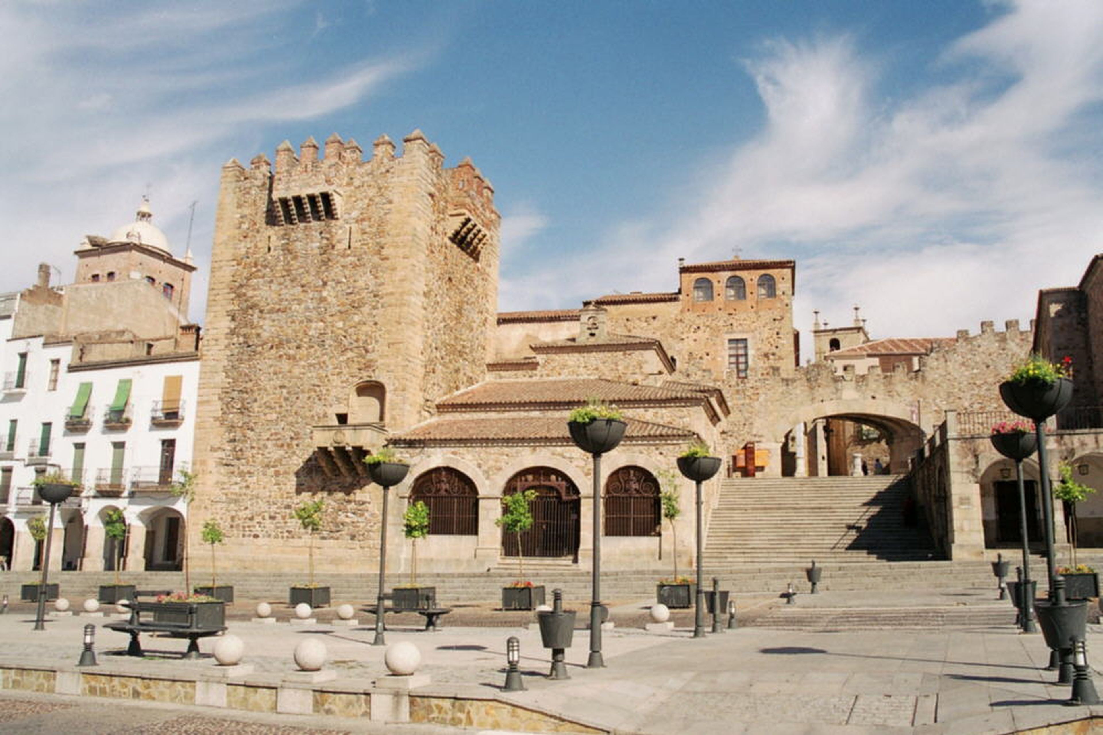 Torre de Bujaco y Arco de la Estrella en la plaza Mayor de Cáceres.