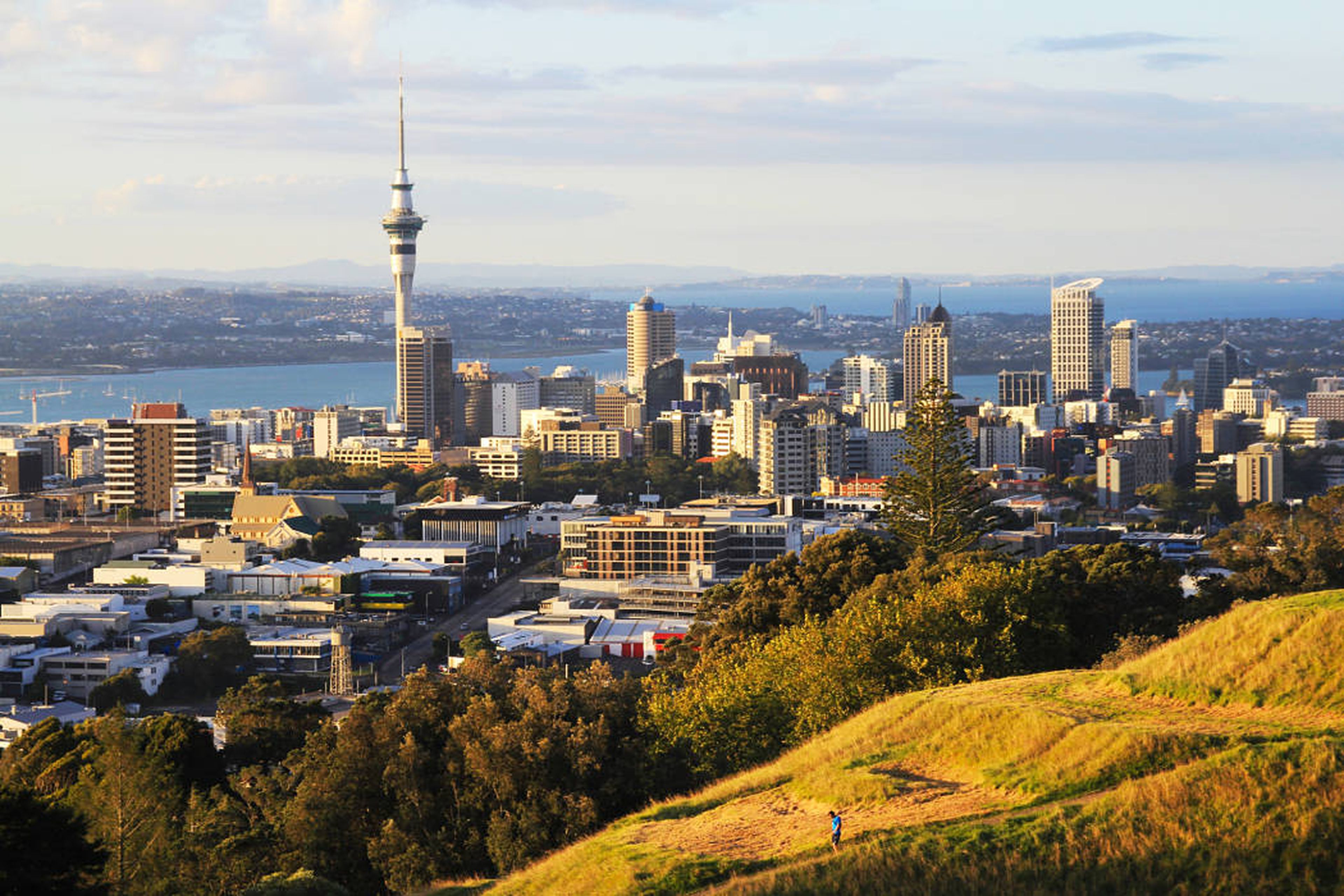 La capital de Nueva Zelanda, Auckland, vista desde las montañas que la rodean